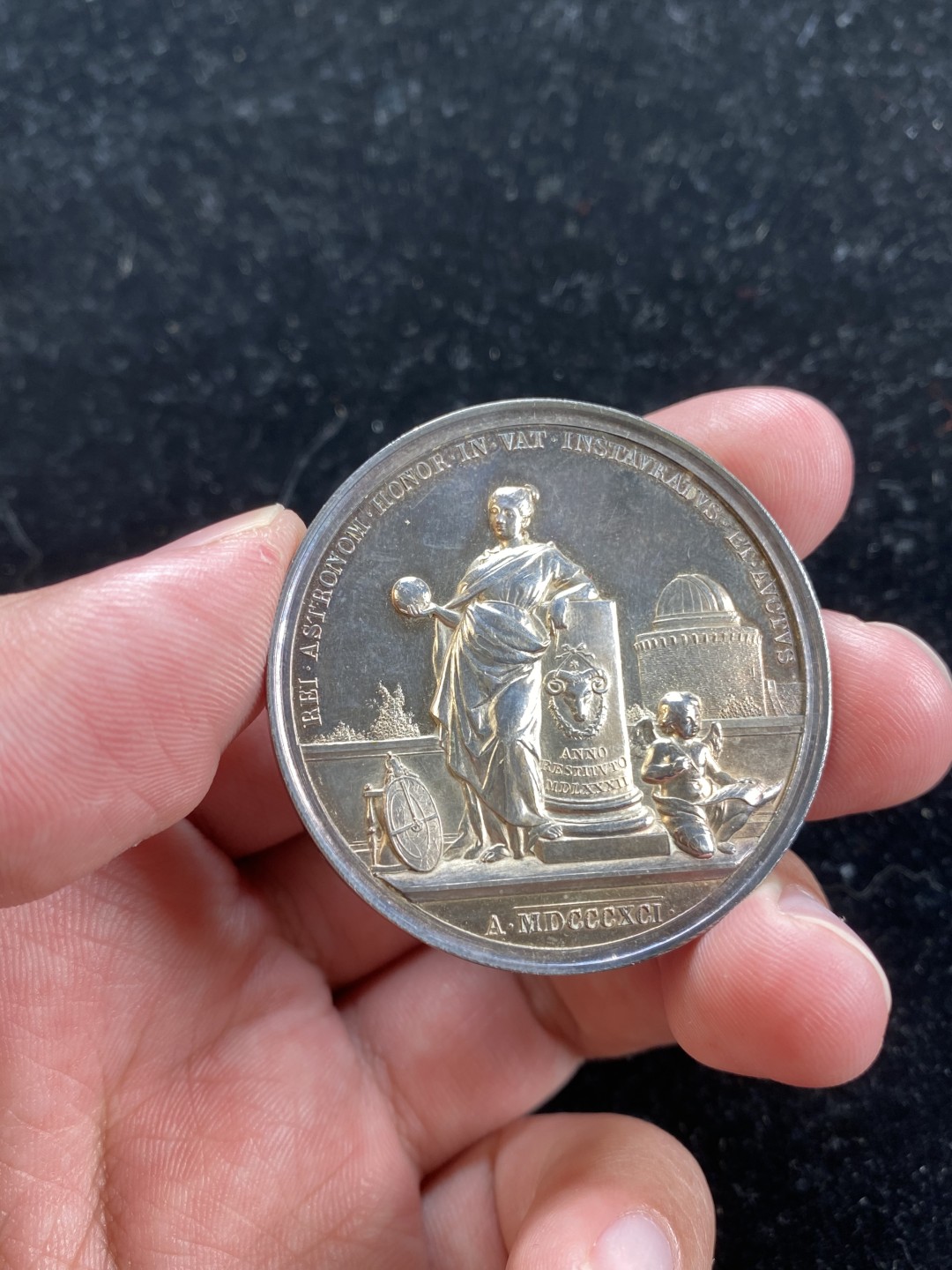 万国钱币拍卖第007期（慕尼黑第二夜） 1891梵蒂冈利奥十三世银章，光边，高浮雕，双面紫红蓝彩，pl效果强烈，直径43mm，重36.29g。