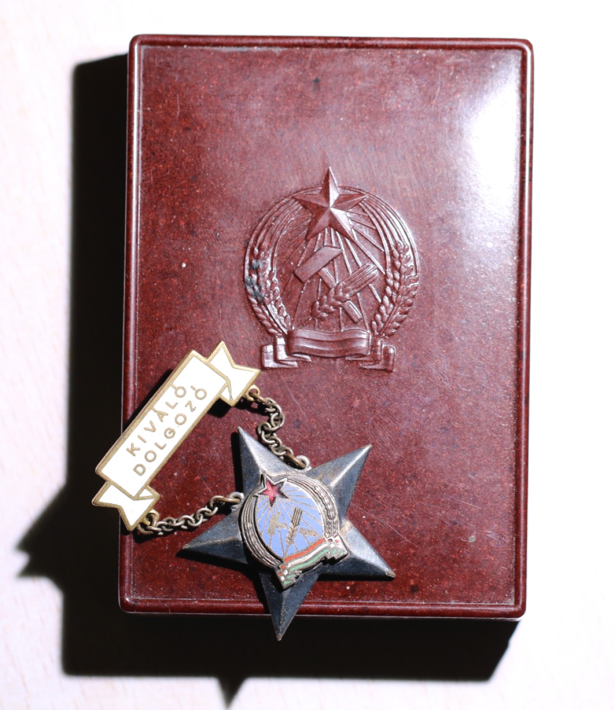 大猫徽章拍卖第222期  匈牙利人民共和国早期拉克西（1949-1956）漆木盒和优秀服务奖章 带证书和条例