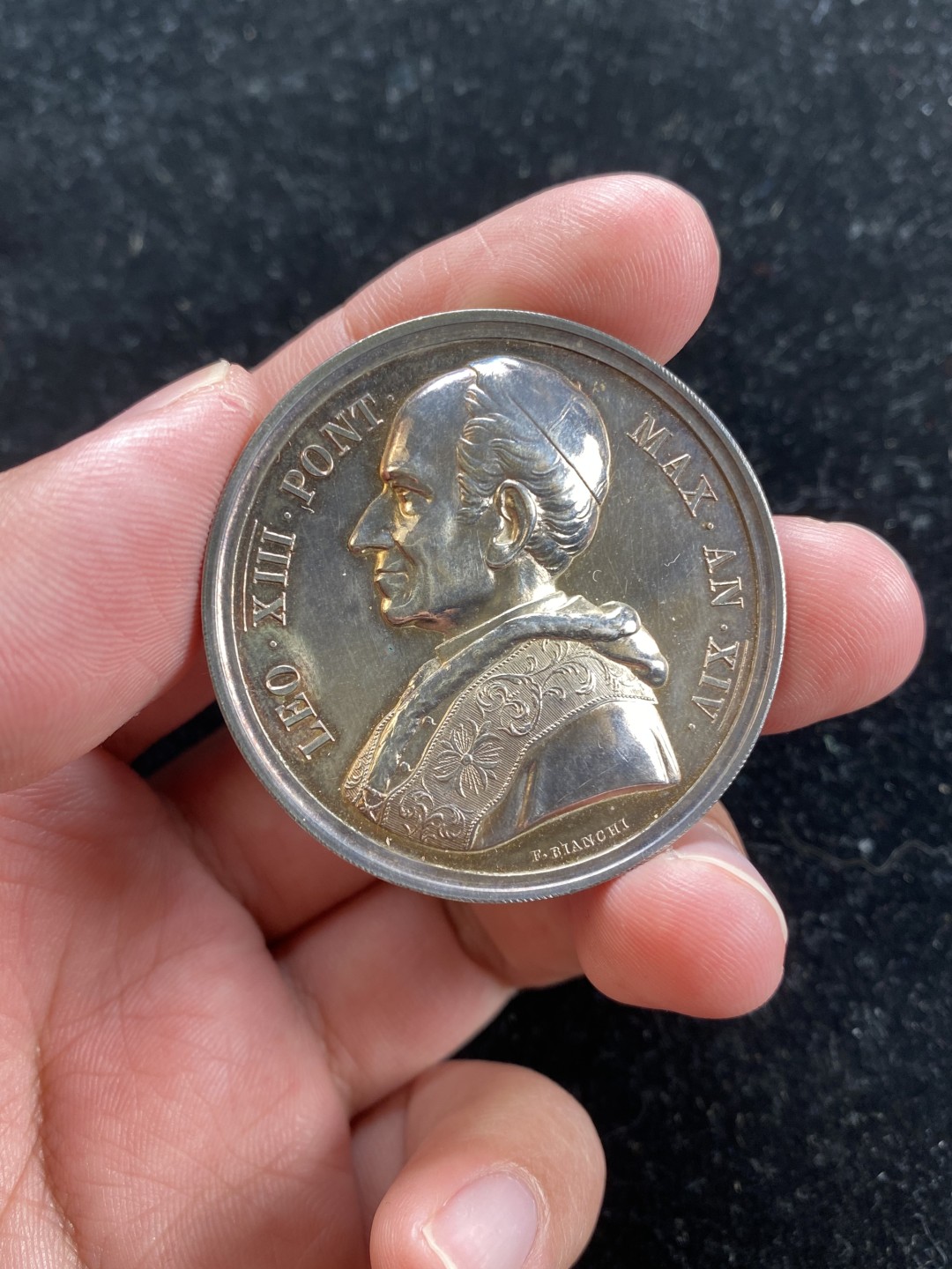 万国钱币拍卖第007期（慕尼黑第二夜） 1891梵蒂冈利奥十三世银章，光边，高浮雕，双面紫红蓝彩，pl效果强烈，直径43mm，重36.29g。