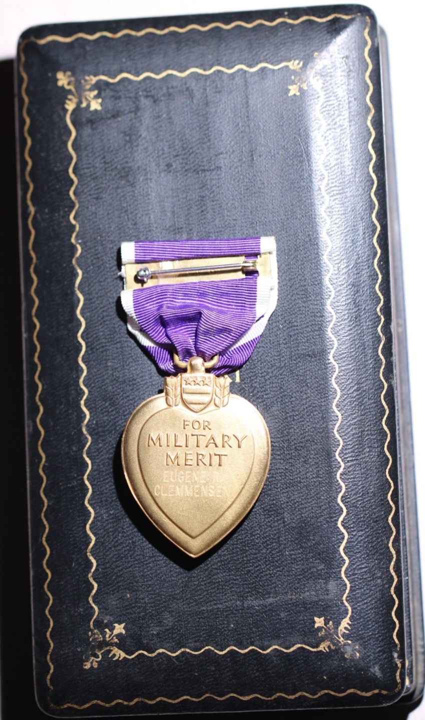 大猫徽章拍卖第222期  美国紫心勋章，实发版，背后刻名