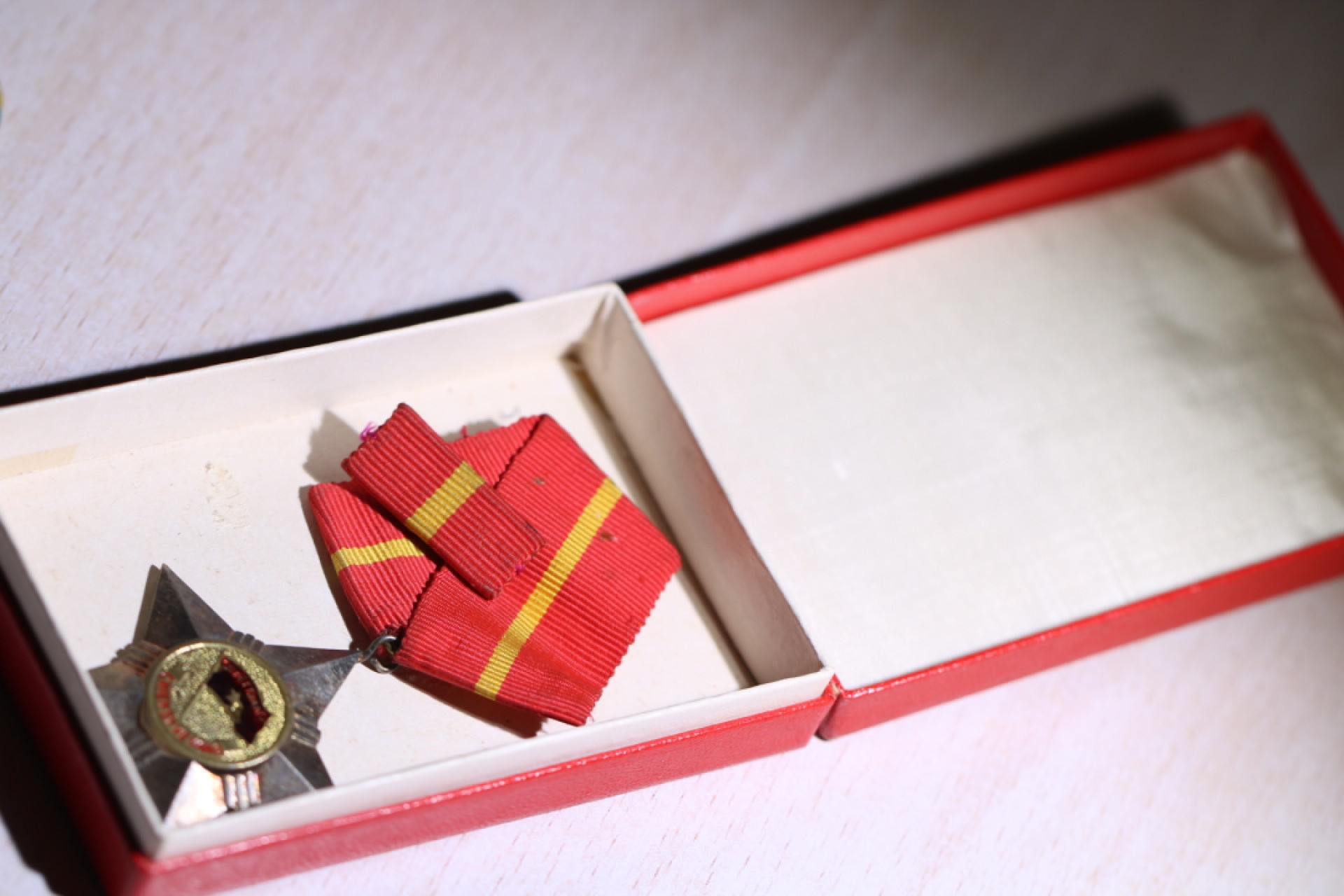 大猫徽章拍卖第222期    越战时期北越政府三级光荣战士和南方越共游击队的一级解放战士 纸盒是柬埔寨人民共和国（波尔布特推翻后 韩桑林时期过渡政权）一级胜利勋章 授予越南人版本 纸盒内有得主名字