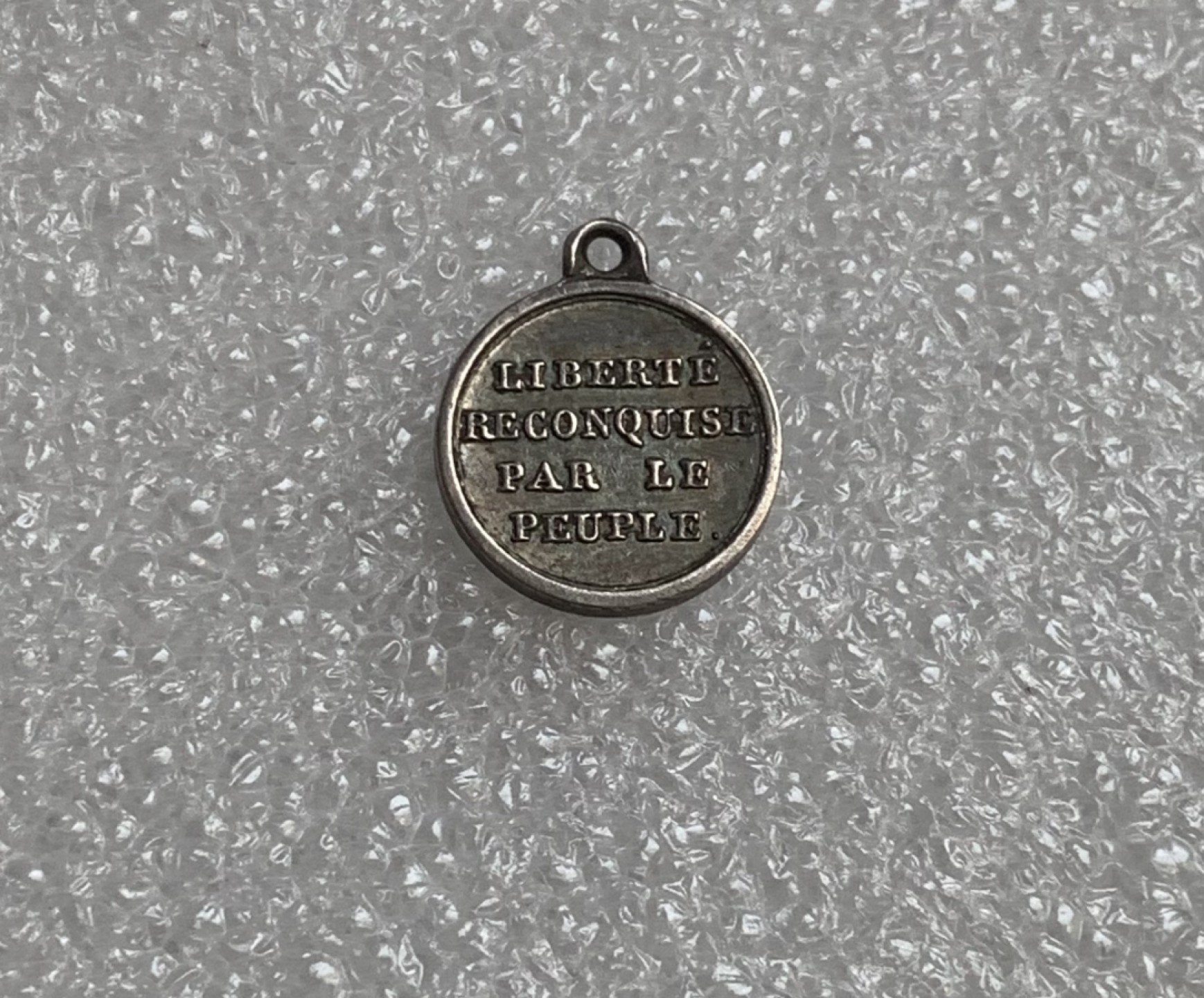 瓶子🏺第89期拍卖会 法国1830年7月革命纪年银章 正面法语写着人民重获自由 背面写着1830年7月