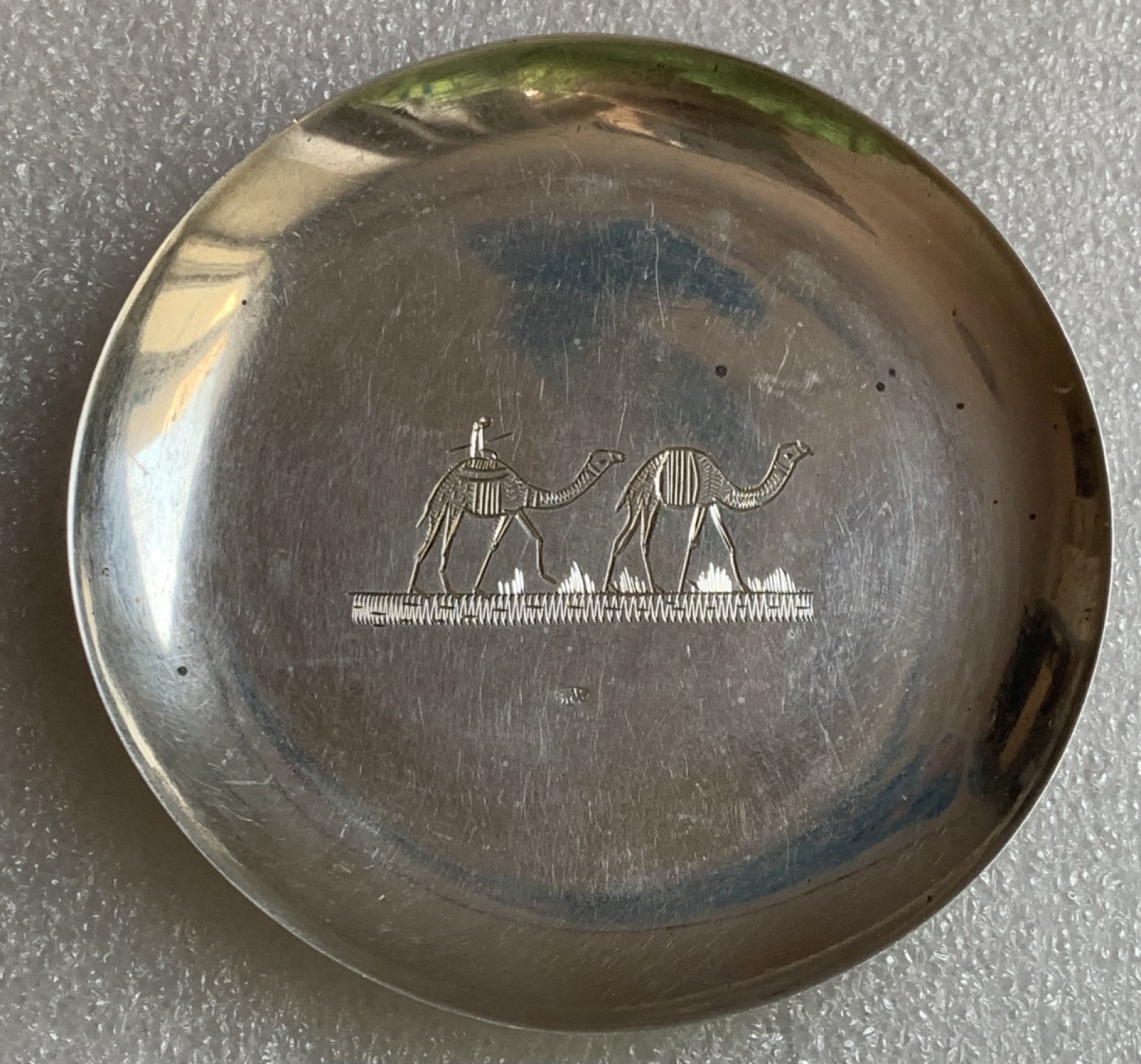 瓶子🏺第89期拍卖会 少见中东地区银托盘 手雕图案打900银标 79毫米 24.2克