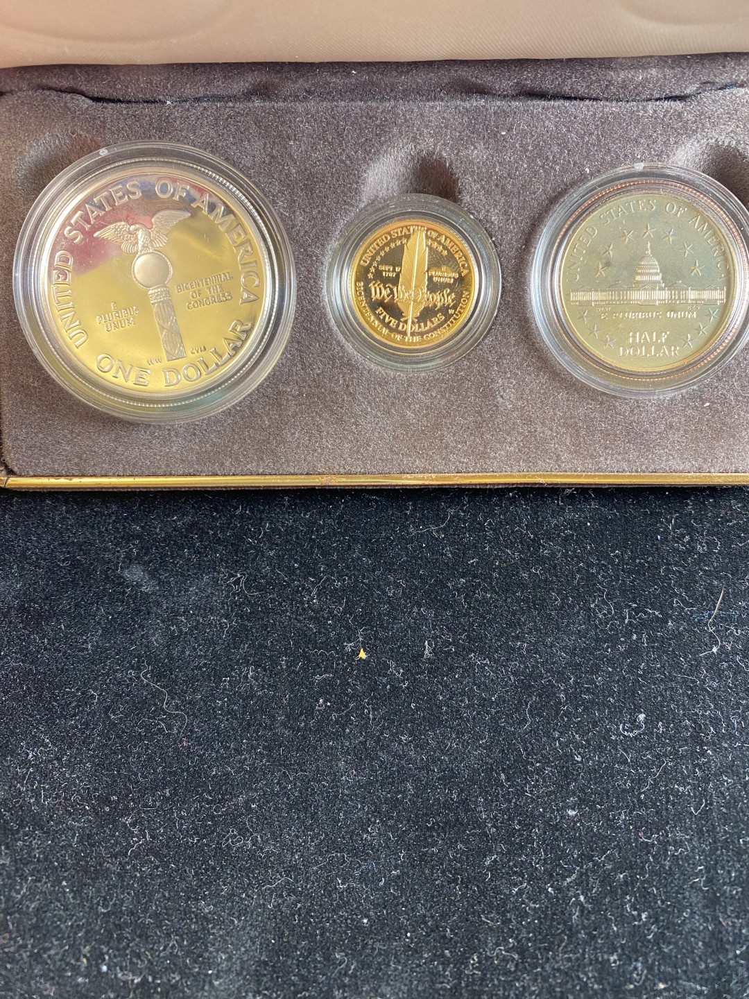 万国钱币拍卖第007期（慕尼黑第二夜） 美国国会套币，原盒好品，金银铜三枚，金币为克劳斯获奖币，重8.36g，900金，银币重26.7g，38mm。