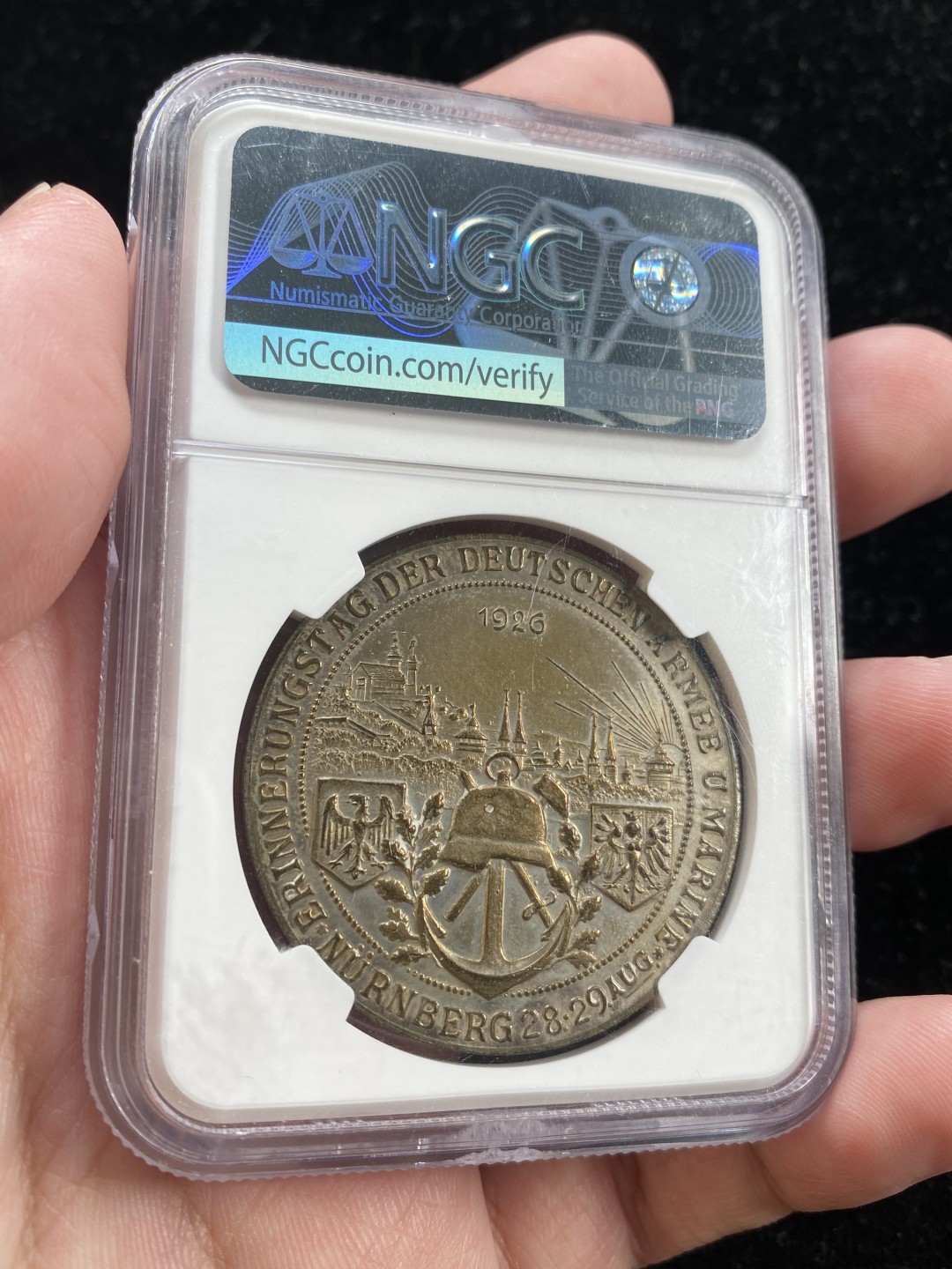 万国钱币拍卖第007期（慕尼黑第二夜） NGC-MS62 德国1926年纽伦堡陆海军阵亡将士镀银纪念章，背景为纽伦堡城市景观，直径40mm，盒子多处磕碰。