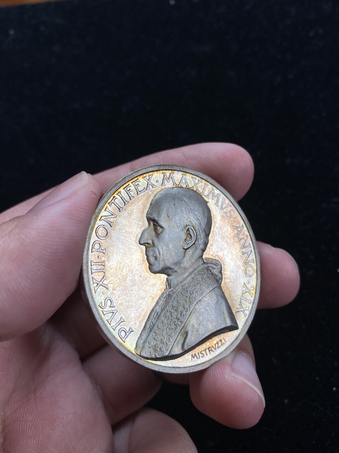 万国钱币拍卖第007期（慕尼黑第二夜） 1957梵蒂冈庇护十二世教皇银章，光边，镜面底板，反光强烈，金彩动人，高浮雕设计，直径43mm，重34.81g。