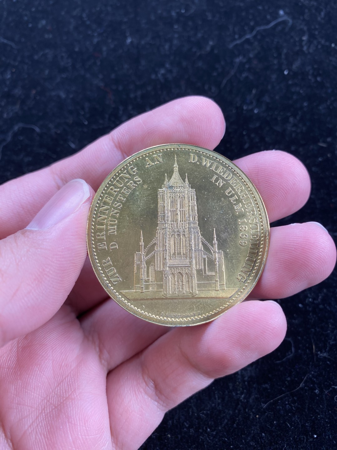 万国钱币拍卖第007期（慕尼黑第二夜） 德国1923乌尔姆大教堂镀金纪念铜章，2泰勒同款，光边，发行量5000枚，原袋难得，42mm，31g。