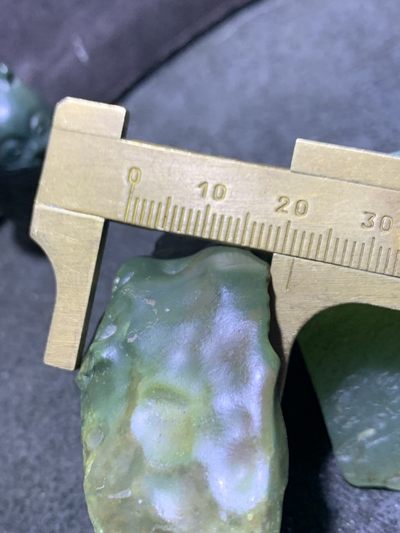 精美戈壁绿碧玉手工雕刻无相佛，佛字意境把件（吊坠)一个！ 精美戈壁绿碧玉手工雕刻无相佛，佛字意境把件（吊坠)一个！