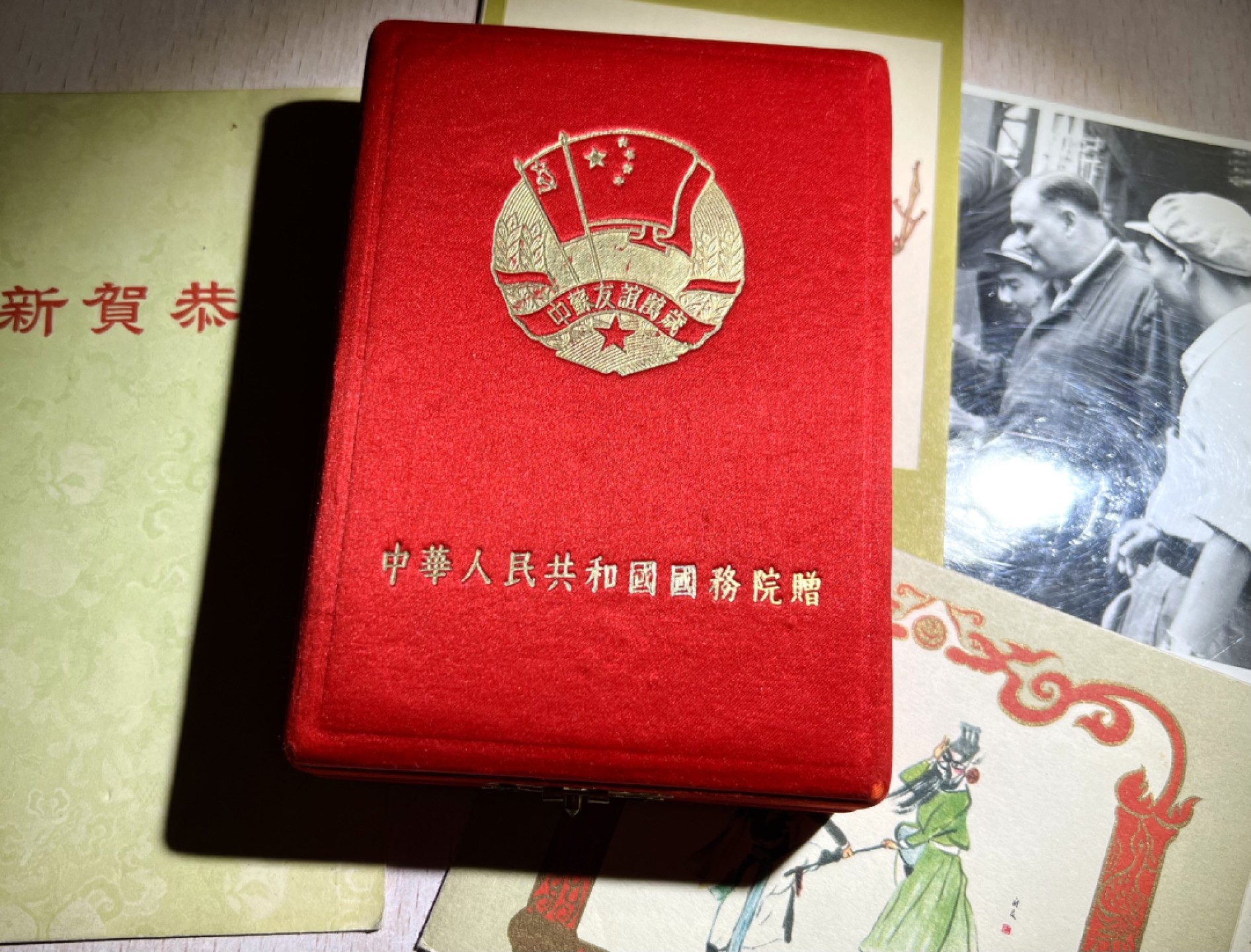 大猫徽章拍卖第222期  中苏友谊万岁纪念章 珐琅右下有轻微剥皮