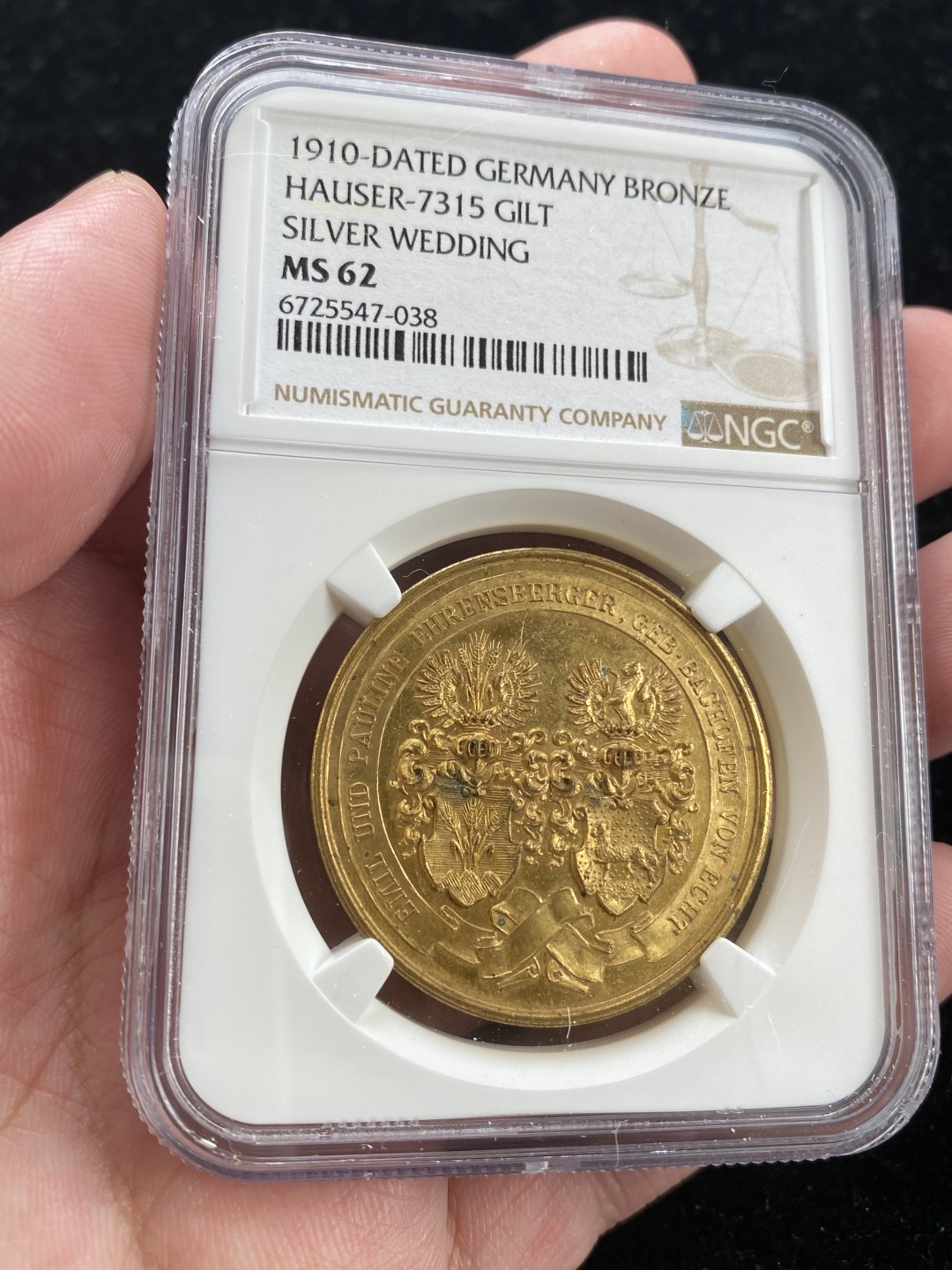 万国钱币拍卖第007期（慕尼黑第二夜） NGC MS62 1910年德国自由市汉堡银婚纪念高浮雕盾徽镀金铜章