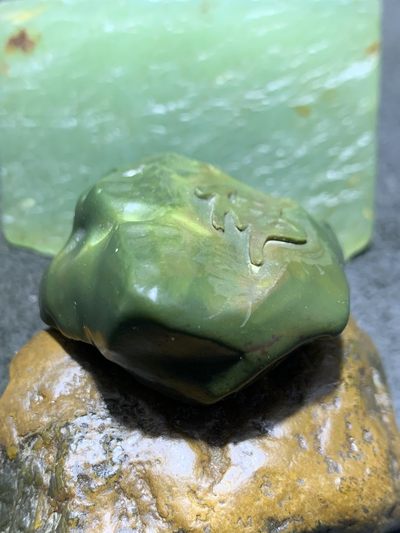 精美戈壁绿碧玉手工雕刻无相佛，佛字意境把件（吊坠)一个！ 精美戈壁绿碧玉手工雕刻无相佛，佛字意境把件（吊坠)一个！