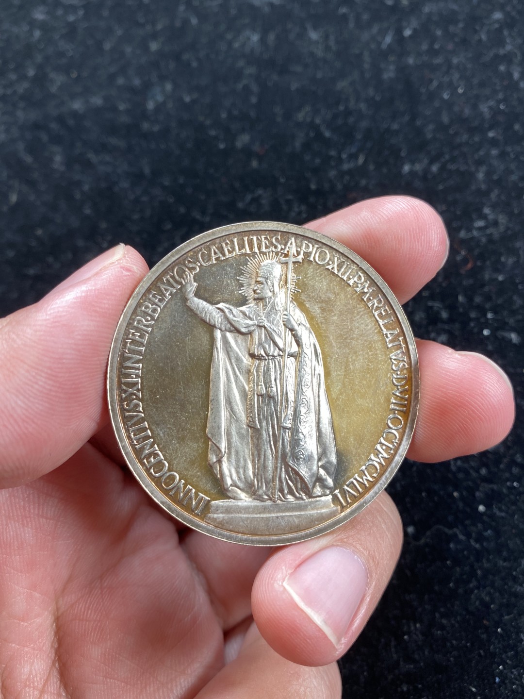 万国钱币拍卖第007期（慕尼黑第二夜） 1957梵蒂冈庇护十二世教皇银章，光边，镜面底板，反光强烈，金彩动人，高浮雕设计，直径43mm，重34.81g。