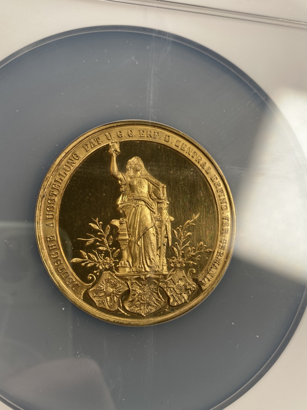万国钱币拍卖第007期（慕尼黑第二夜） NGC MS65 1904年德国慕尼黑颁发的中央发明家日耳曼尼娅荣誉纪念镀金大铜章，一面日耳曼尼娅女神一面城市女神，唯一冠军分，50MM 59G
