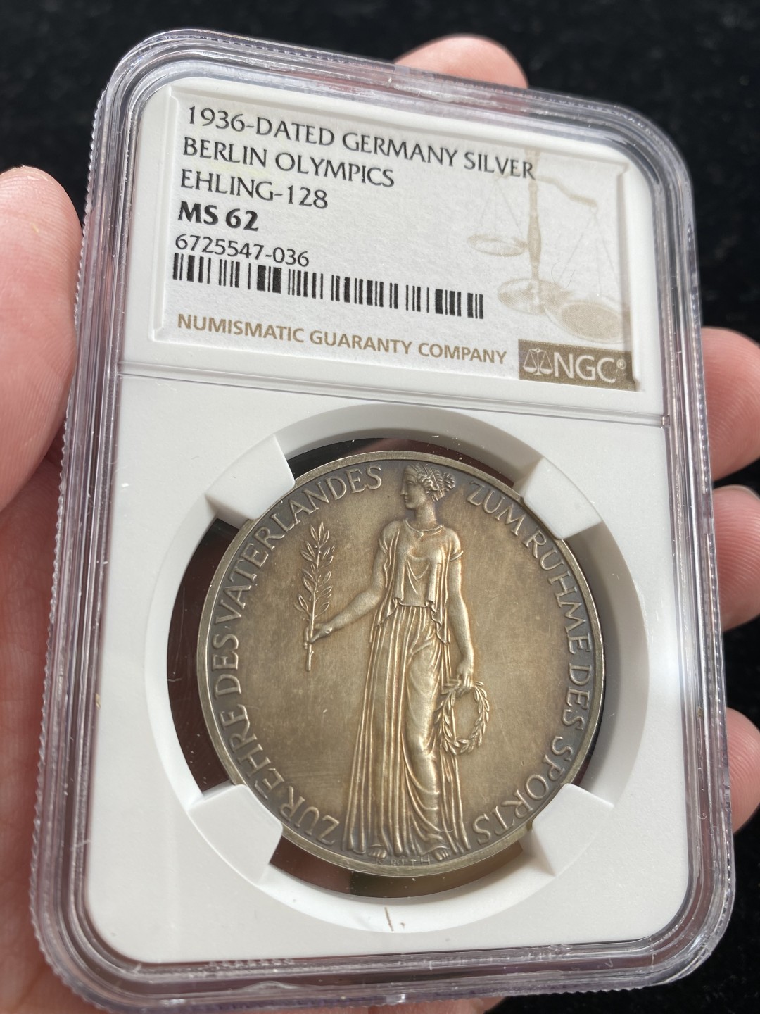 万国钱币拍卖第007期（慕尼黑第二夜） NGC-MS62 德国1936柏林奥运女神纪念银章，五彩包浆，原盒低评状态。
