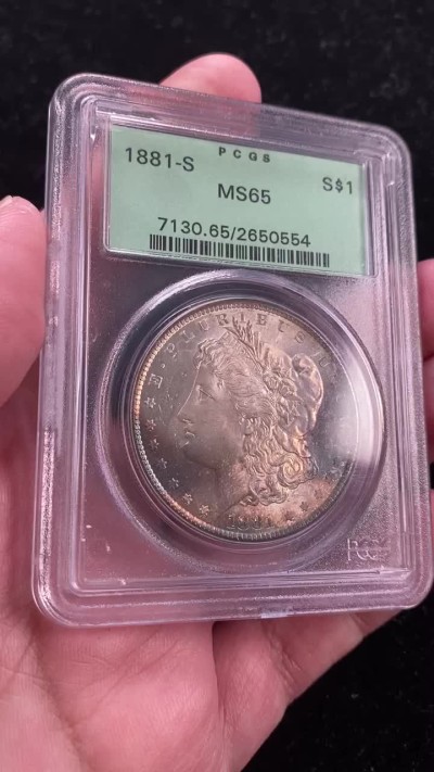 万国钱币拍卖第007期（慕尼黑第二夜） PCGS-MS65 美国1881s摩根1元，PC老绿盒严评，双面月牙彩，整体状态非常舒服。