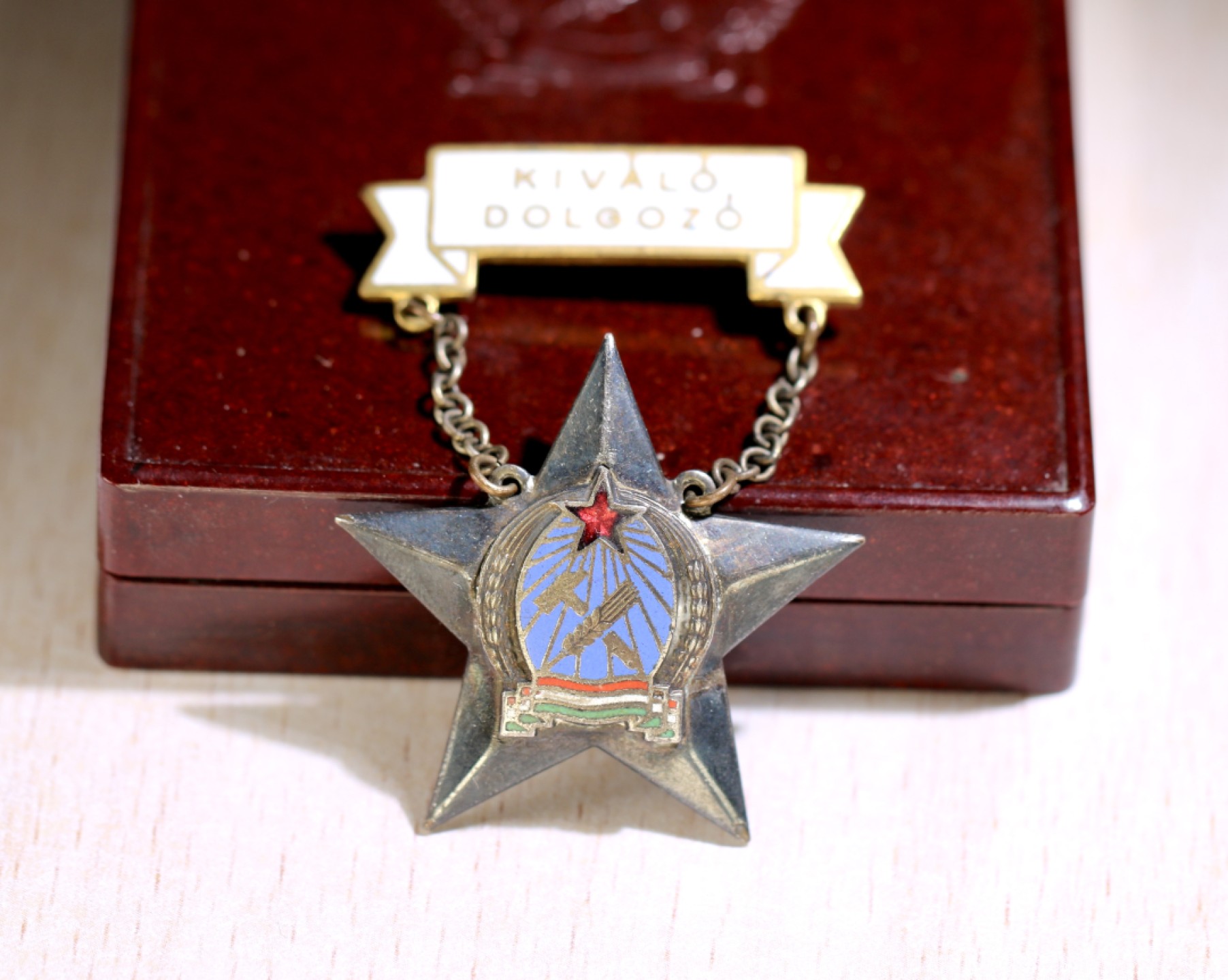 大猫徽章拍卖第222期  匈牙利人民共和国早期拉克西（1949-1956）漆木盒和优秀服务奖章 带证书和条例