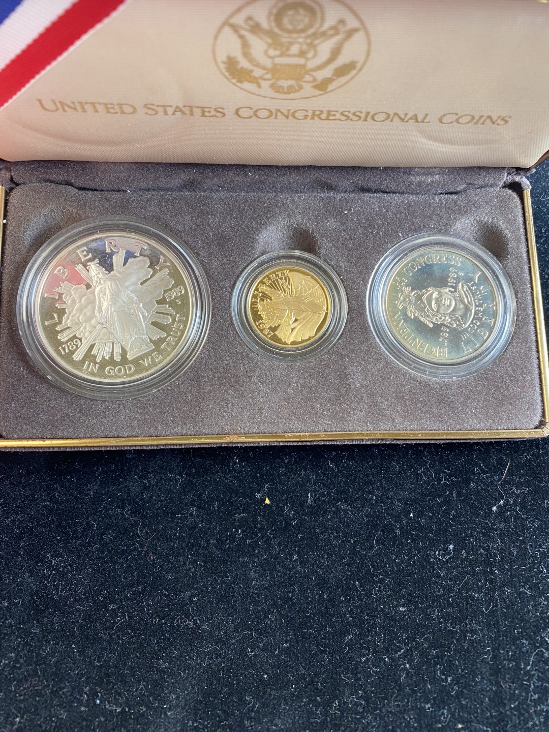万国钱币拍卖第007期（慕尼黑第二夜） 美国国会套币，原盒好品，金银铜三枚，金币为克劳斯获奖币，重8.36g，900金，银币重26.7g，38mm。