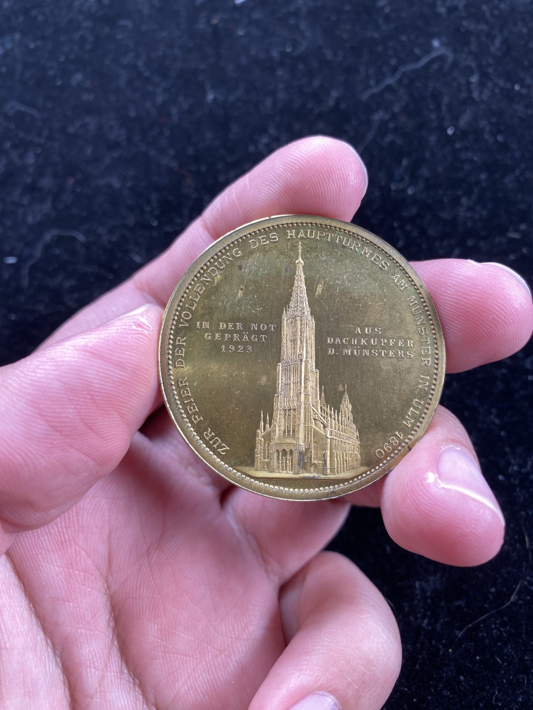 万国钱币拍卖第007期（慕尼黑第二夜） 德国1923乌尔姆大教堂镀金纪念铜章，2泰勒同款，光边，发行量5000枚，原袋难得，42mm，31g。