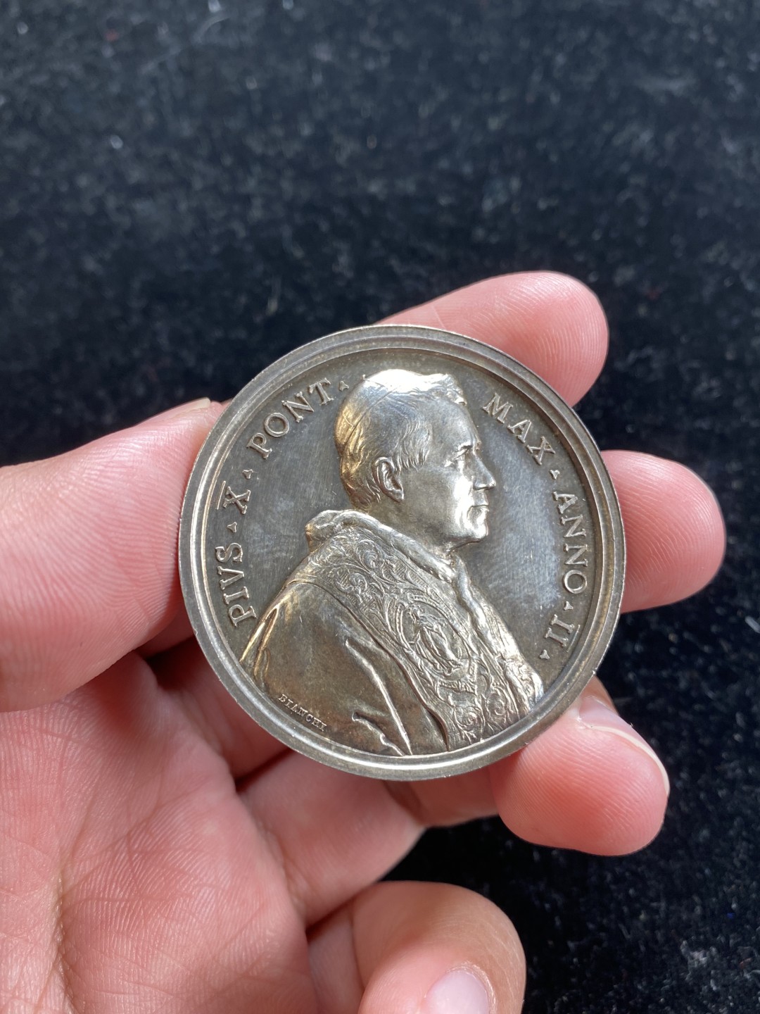 万国钱币拍卖第007期（慕尼黑第二夜） 1904梵蒂冈庇护十世教皇银章，光边，双面金灰彩，pl状态，教皇服饰华美，人物五官轮廓鲜明，背面为宗教故事。整体宛如艺术品，直径43mm，重36.5g。