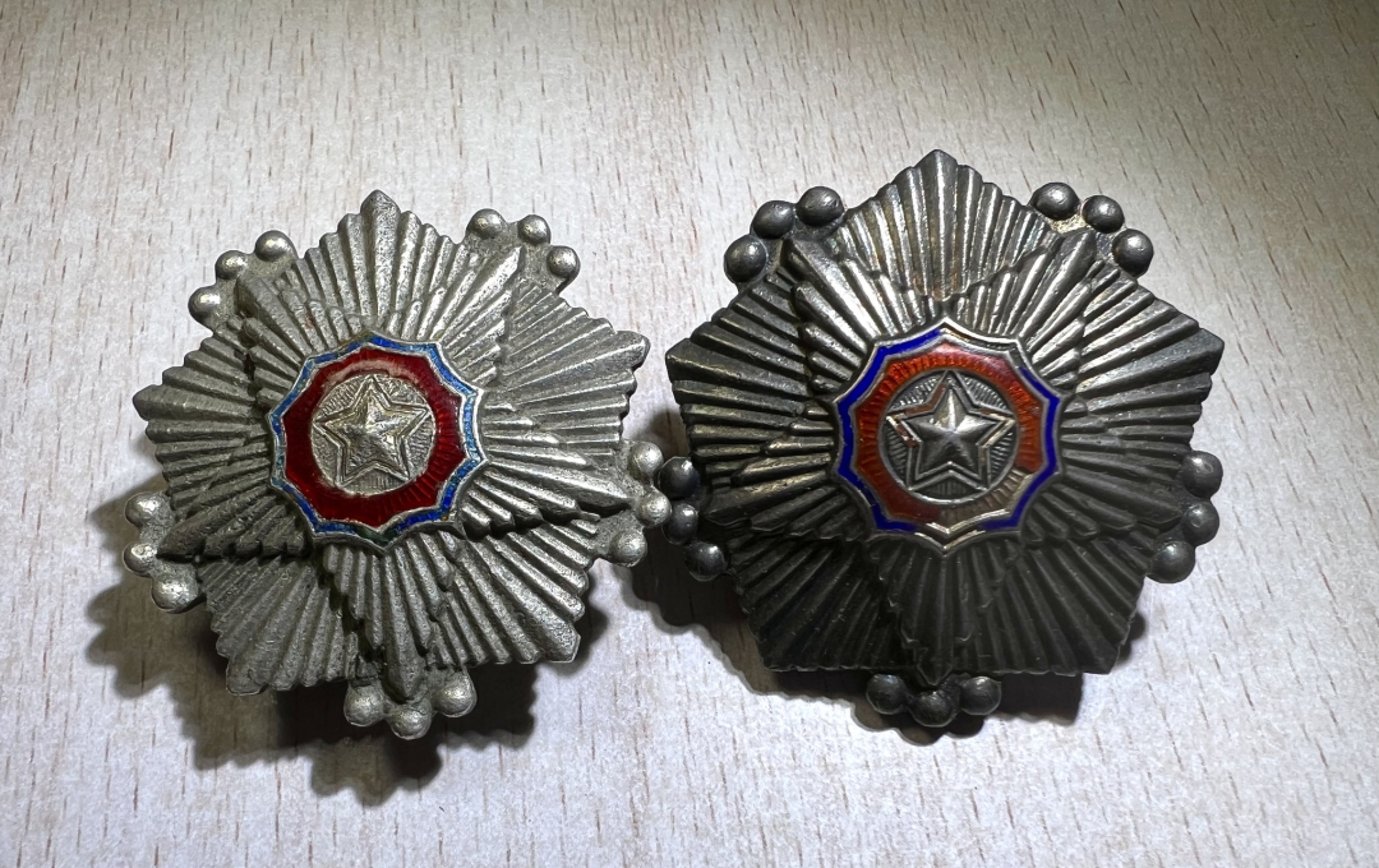 大猫徽章拍卖第222期  朝鲜🇰🇵三级国旗一对 大轮版有腐蚀现象