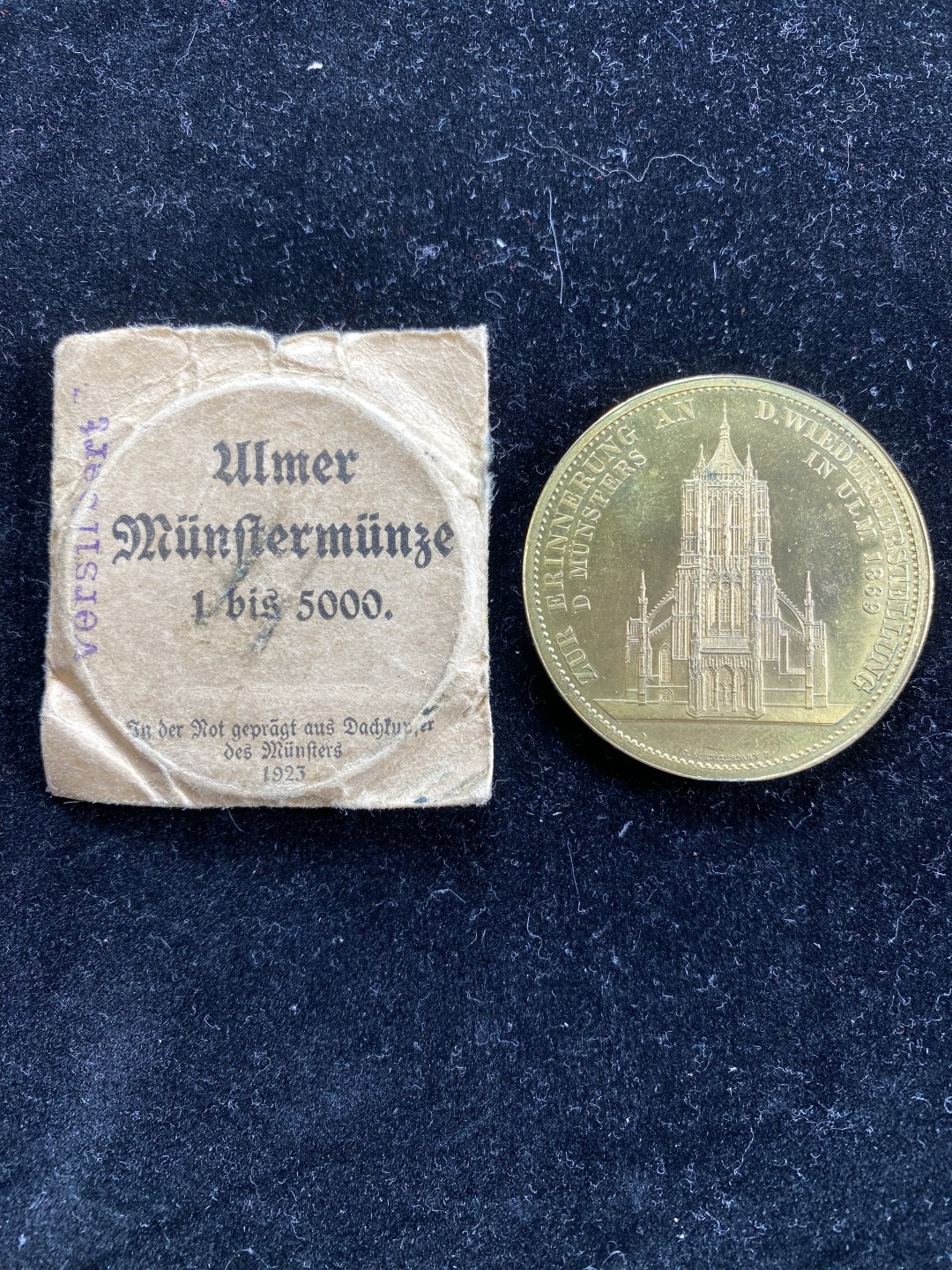 万国钱币拍卖第007期（慕尼黑第二夜） 德国1923乌尔姆大教堂镀金纪念铜章，2泰勒同款，光边，发行量5000枚，原袋难得，42mm，31g。