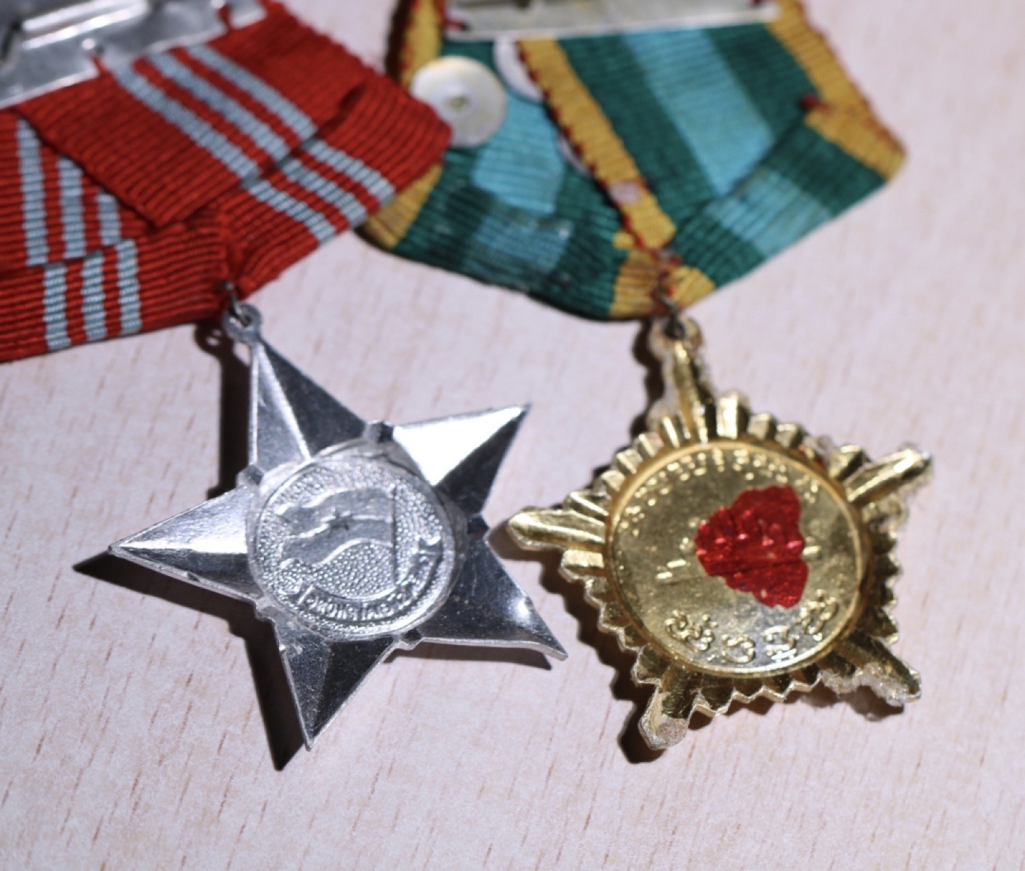 大猫徽章拍卖第222期    越战时期北越政府三级光荣战士和南方越共游击队的一级解放战士 纸盒是柬埔寨人民共和国（波尔布特推翻后 韩桑林时期过渡政权）一级胜利勋章 授予越南人版本 纸盒内有得主名字