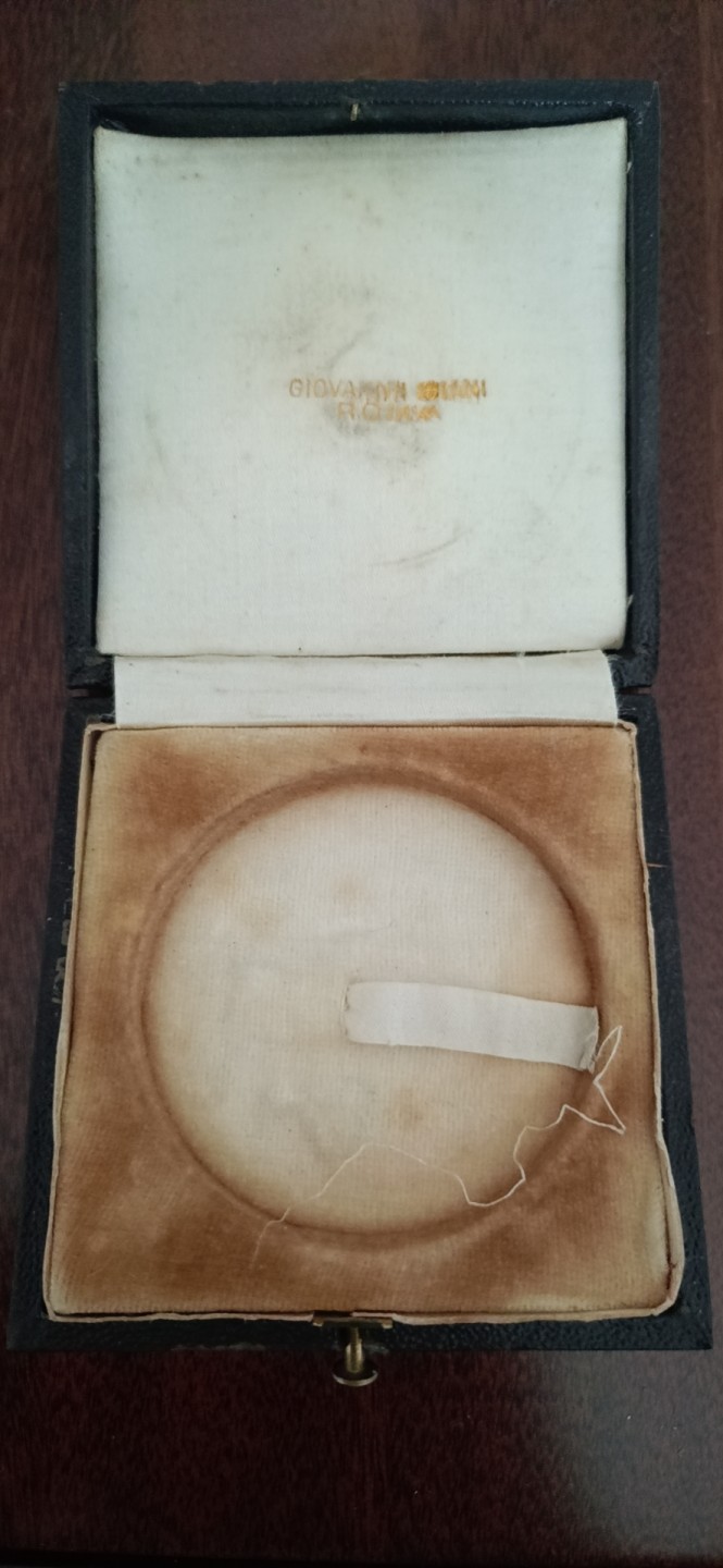欧洲币章勋章首饰盒子专场十二期 木盒75x75mm，内径55mm，开关轻微故障