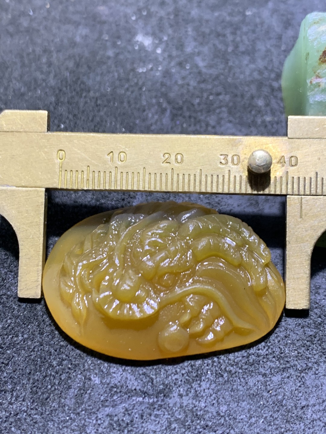 精美亚光蒙料冰飘鸡油黄战国红玛瑙手工雕刻龙牌吊坠一个，