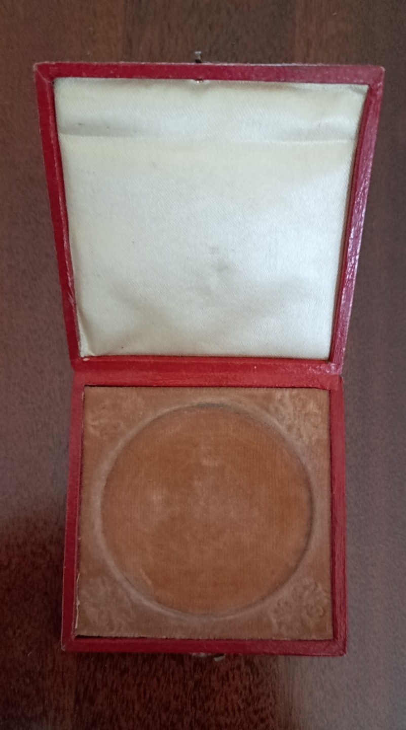 欧洲币章勋章首饰盒子专场十二期 木盒外径58mm，内径45mm，内衬压花