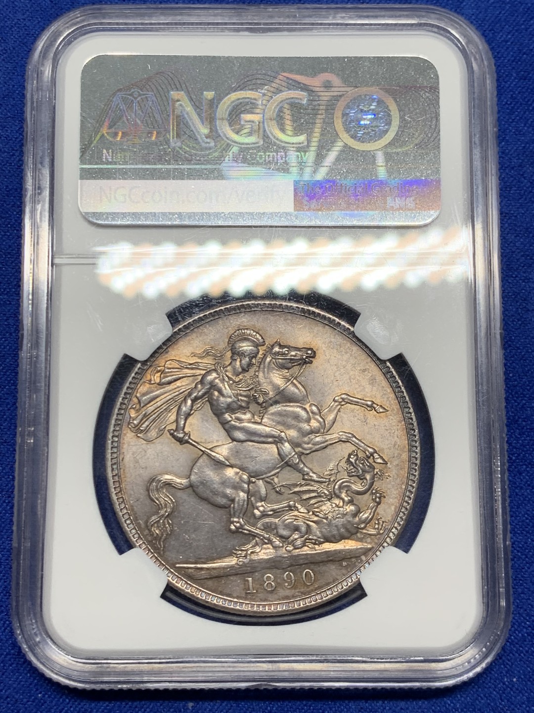 欢迎参加《竞宝斋》五一特拍-第161场-周日，周一 2场 NGC-MS62 英国1890年 1克朗 马剑银币，环彩包浆，较少见年份