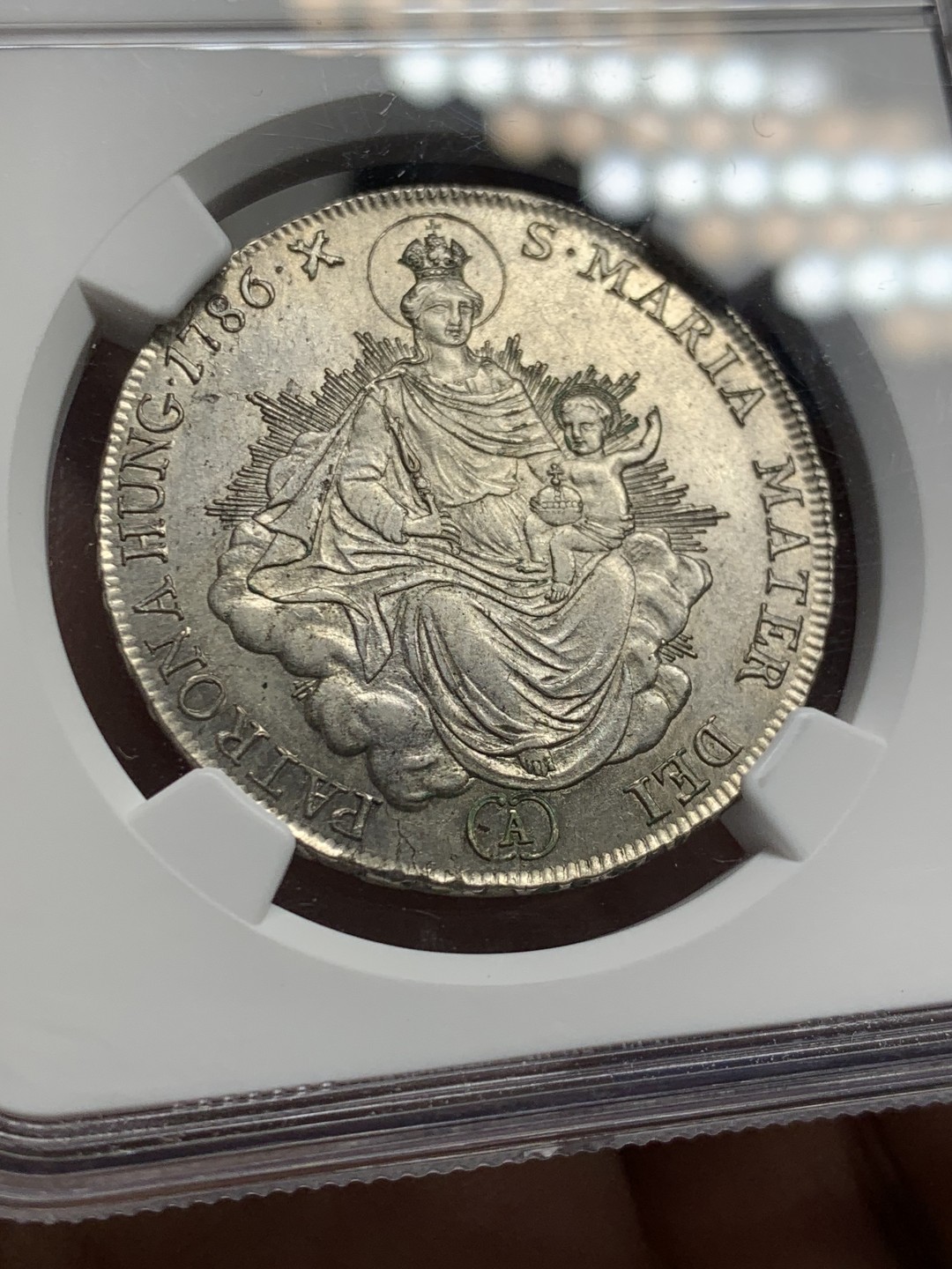 欢迎参加《竞宝斋》五一特拍-第161场-周日，周一 2场 NGC-UNCD 神圣罗马帝国 匈牙利1786年 圣母抱婴1/2泰勒 约瑟夫二世在位时铸造 少见品种，带转光 ngc严评压分了