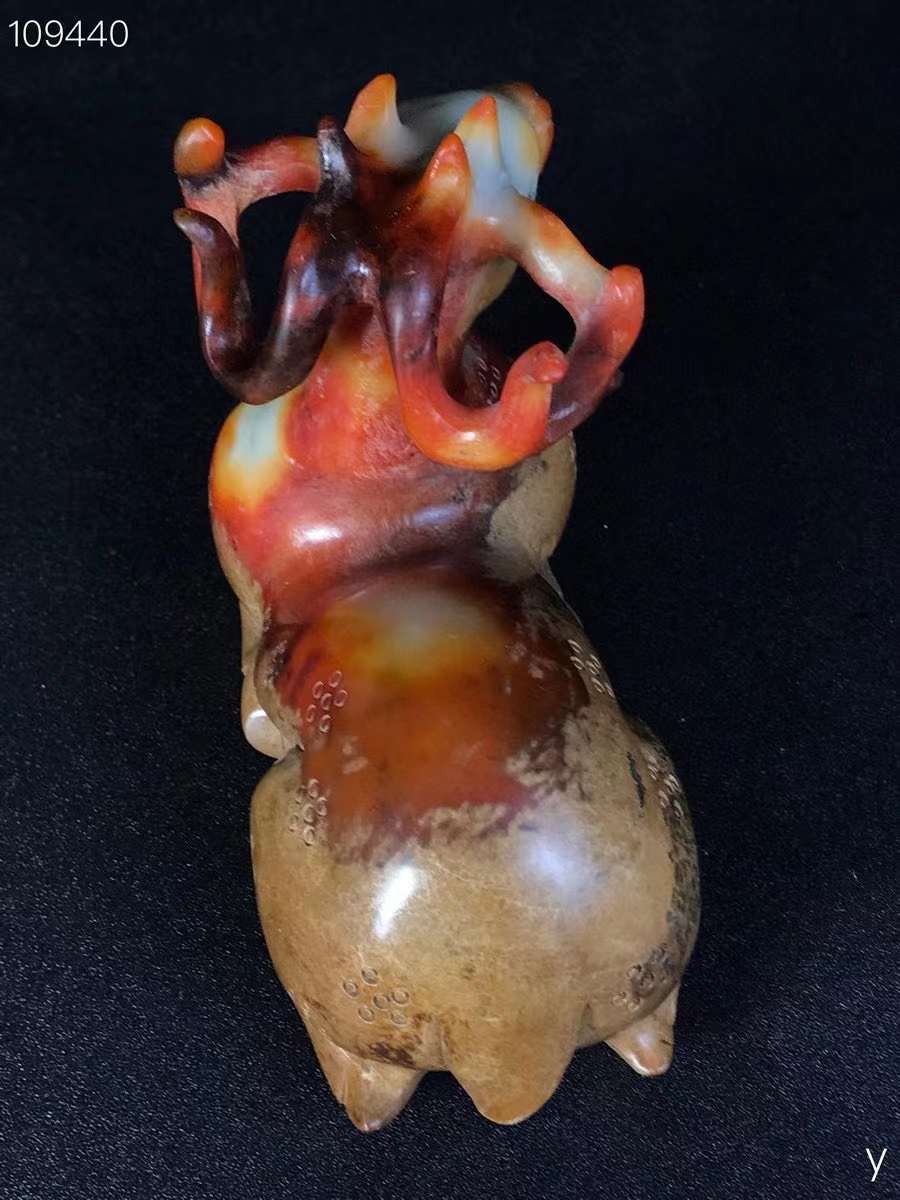 精品和田玉梅花鹿，选料上乘，玉质圆润，造型独特，包浆浓厚，品相一流，沁色完美！
