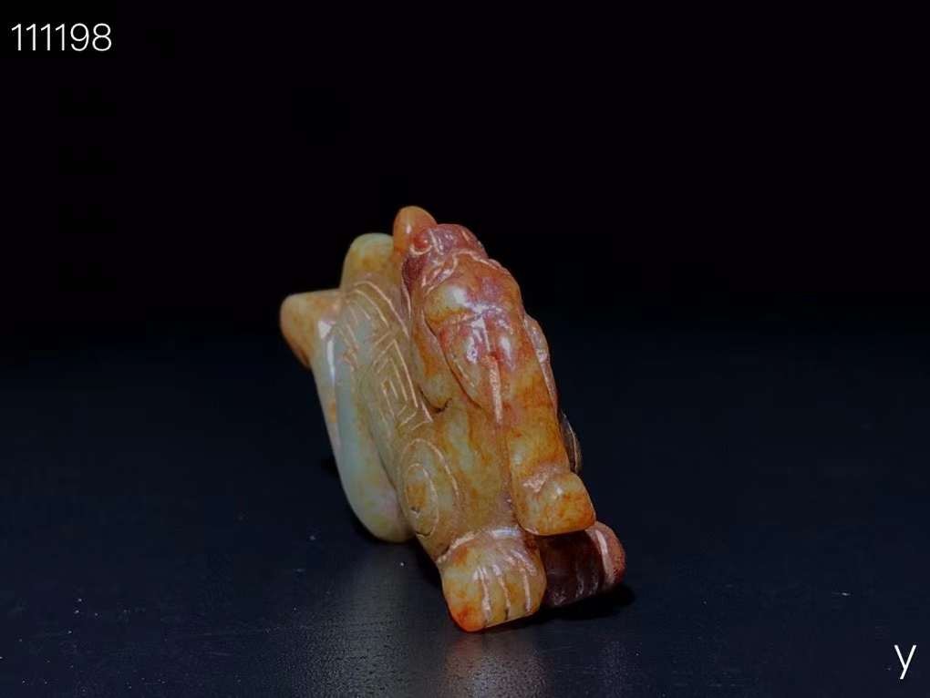 和田玉瑞兽摆件，玉质细腻，包浆厚重，沁色入骨，雕工精细，品相完美，细节如图。