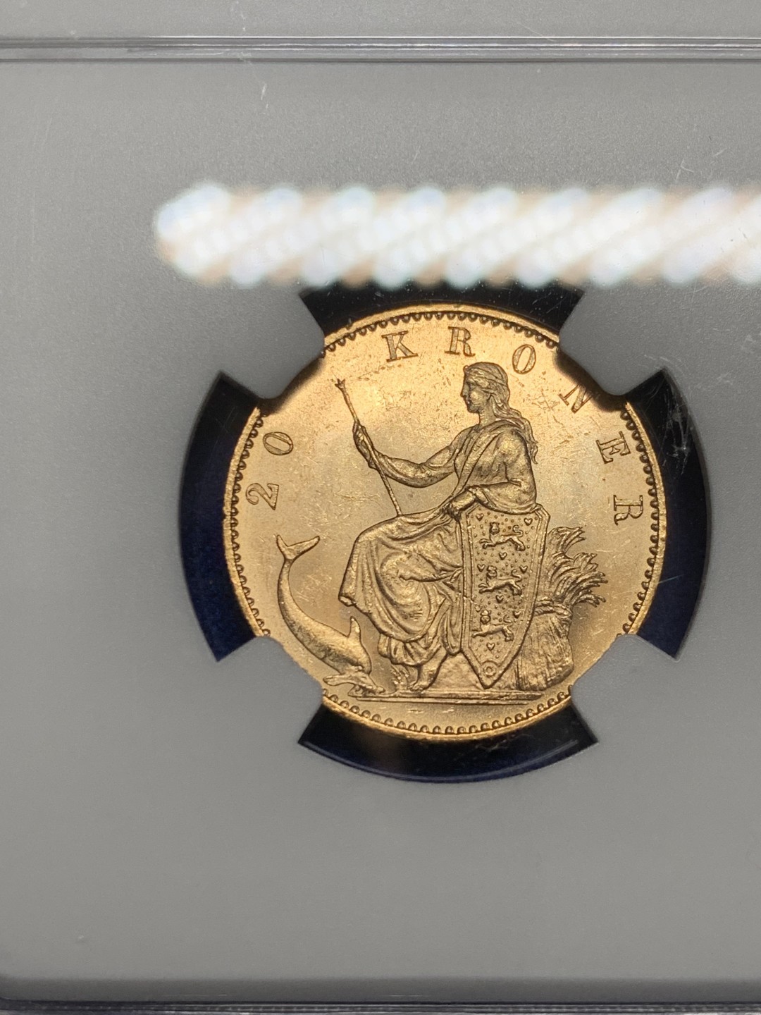 欢迎参加《竞宝斋》五一特拍-第161场-周日，周一 2场 NGC MS63 丹麦 1900 美人鱼 20克朗 HC 金币  8.9606g 900金 少见品种