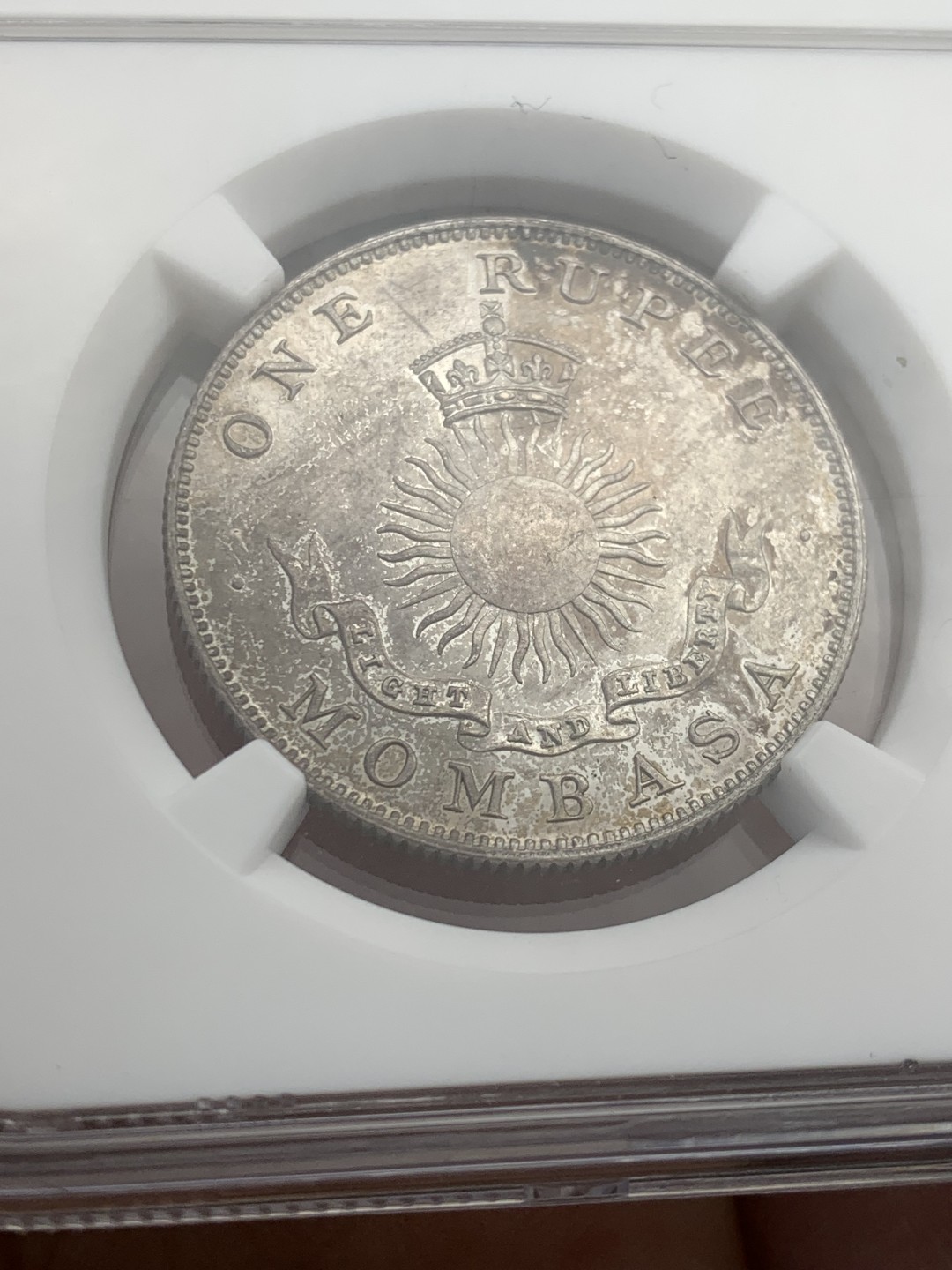 欢迎参加《竞宝斋》五一特拍-第161场-周日，周一 2场 亚军分 NGC MS64 1888 蒙巴萨一卢比 仅有一枚更高分，由大不列颠东非公司发行给东非的殖民贸易钱币