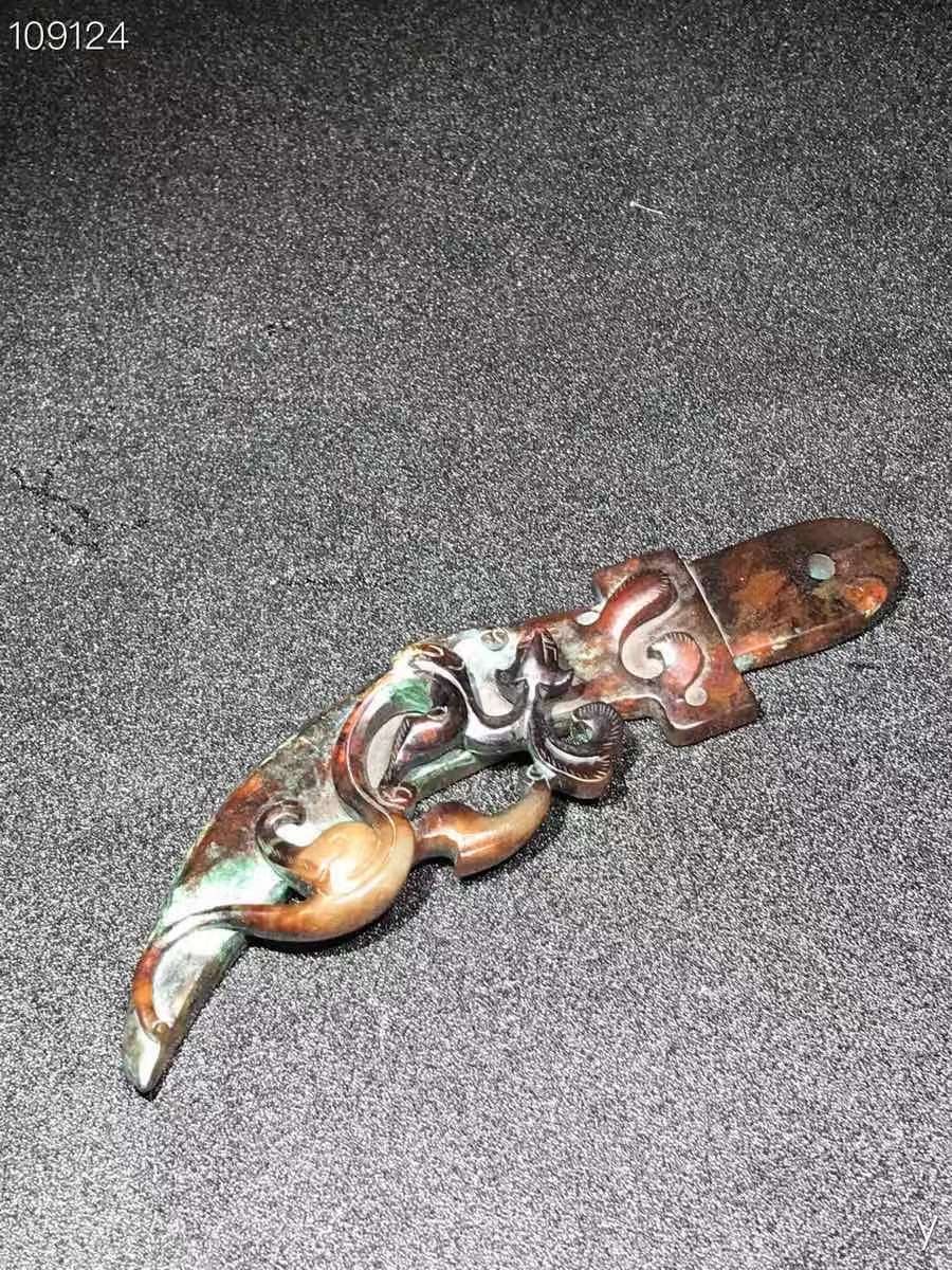 精品和田玉璃龙刀币、做工精致，玉质油润细腻，高端大气上档次，保存完好，成色如图