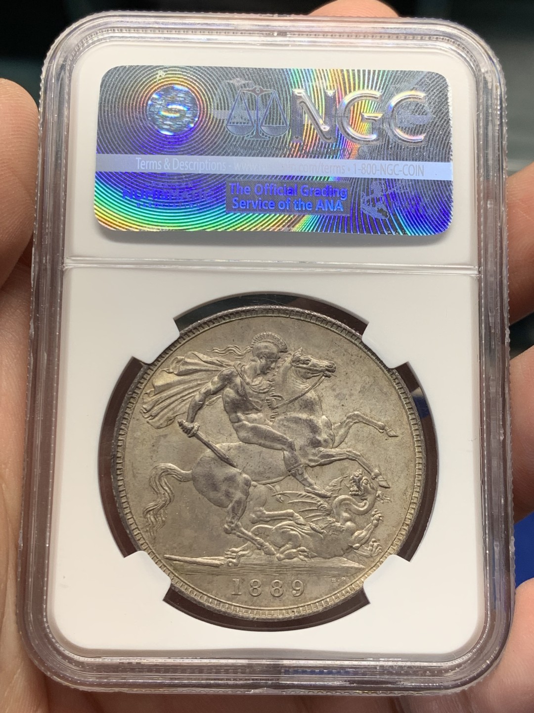 欢迎参加《竞宝斋》五一特拍-第161场-周日，周一 2场 NGC-MS63 英国1889年 维多利亚 高冠版 马剑 克朗大银币 包浆浑厚