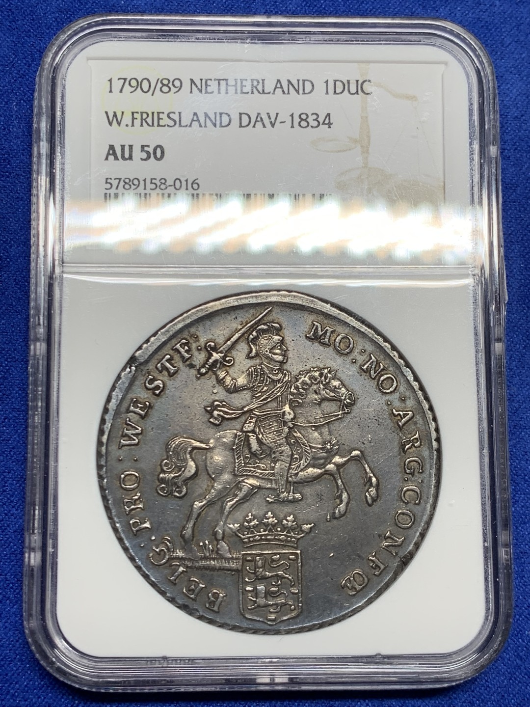 欢迎参加《竞宝斋》五一特拍-第161场-周日，周一 2场 唯一冠军分NGC-AU50 荷兰西佛里斯兰 1790/89年 骑字版大马剑 1杜卡特 老包浆 细节一流 难得的是这枚骑字版是唯一一枚入盒的币 某种程度上的孤品