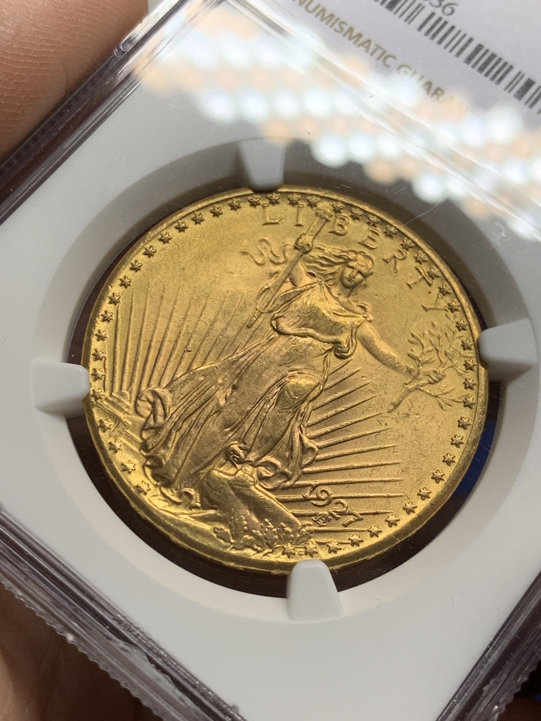 欢迎参加《竞宝斋》五一特拍-第161场-周日，周一 2场 NGC-MS64 美国 1927年 20美元 双鹰 金币 高分+经典设计 3打头老评（换的新盒）收藏一步到位