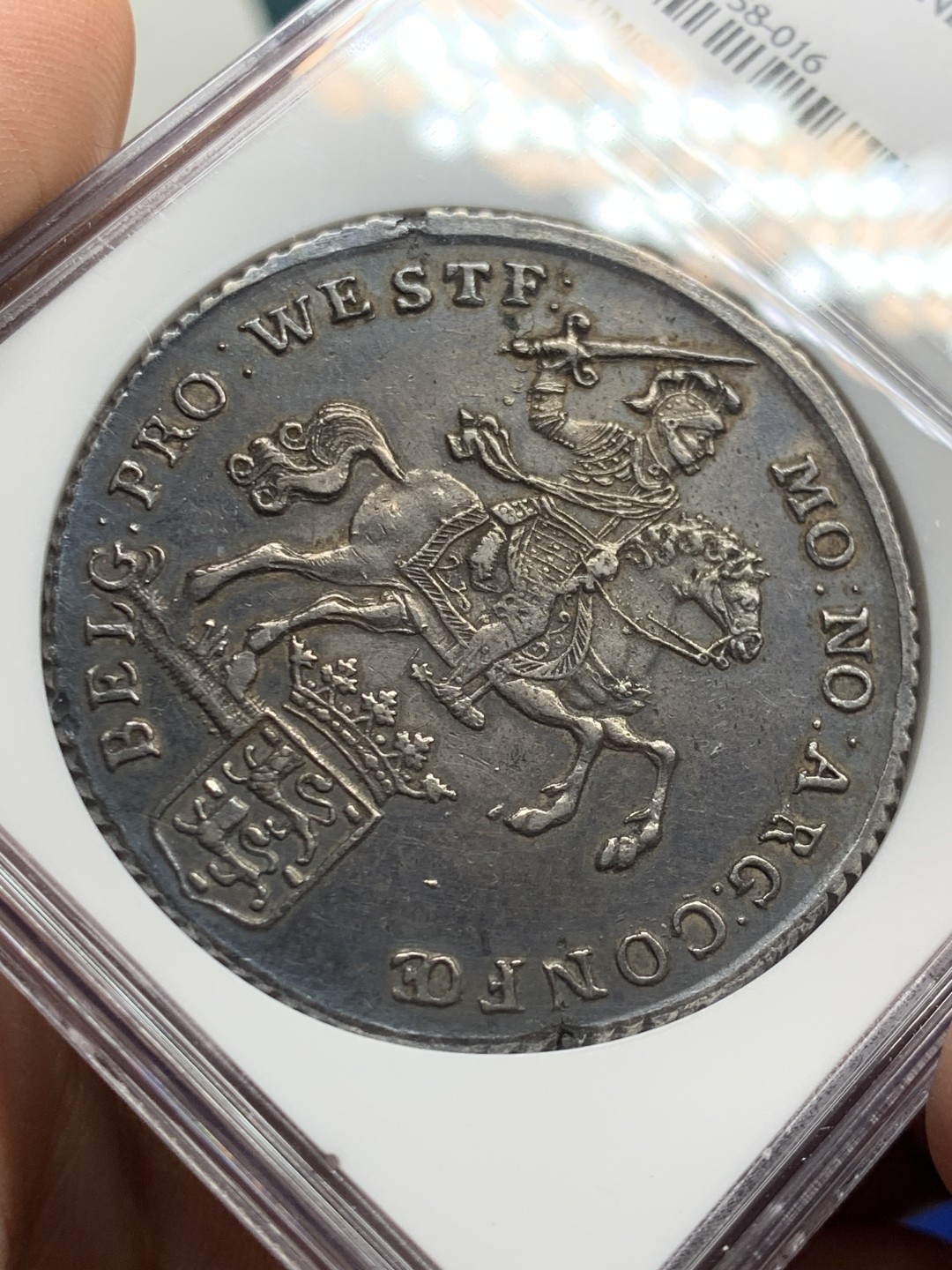 欢迎参加《竞宝斋》五一特拍-第161场-周日，周一 2场 唯一冠军分NGC-AU50 荷兰西佛里斯兰 1790/89年 骑字版大马剑 1杜卡特 老包浆 细节一流 难得的是这枚骑字版是唯一一枚入盒的币 某种程度上的孤品