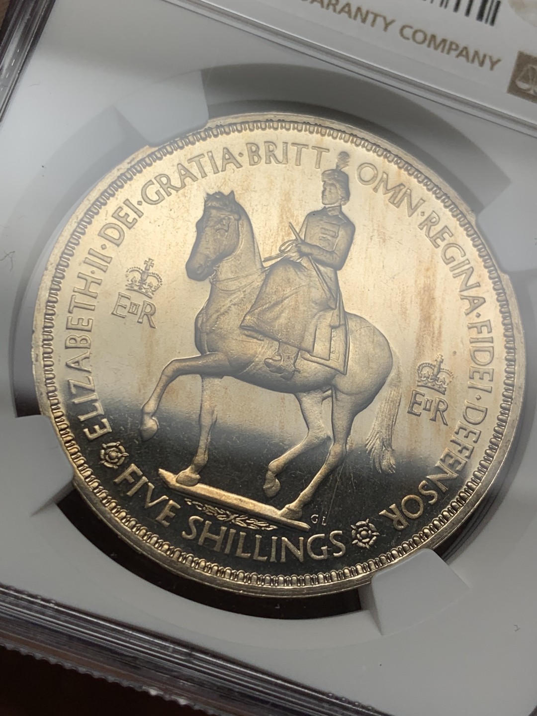 欢迎参加《竞宝斋》五一特拍-第161场-周日，周一 2场 NGC PF65CAM 英国 1953年 伊丽莎白二世 女王登基克朗 镜面感不错 同体淡彩包浆