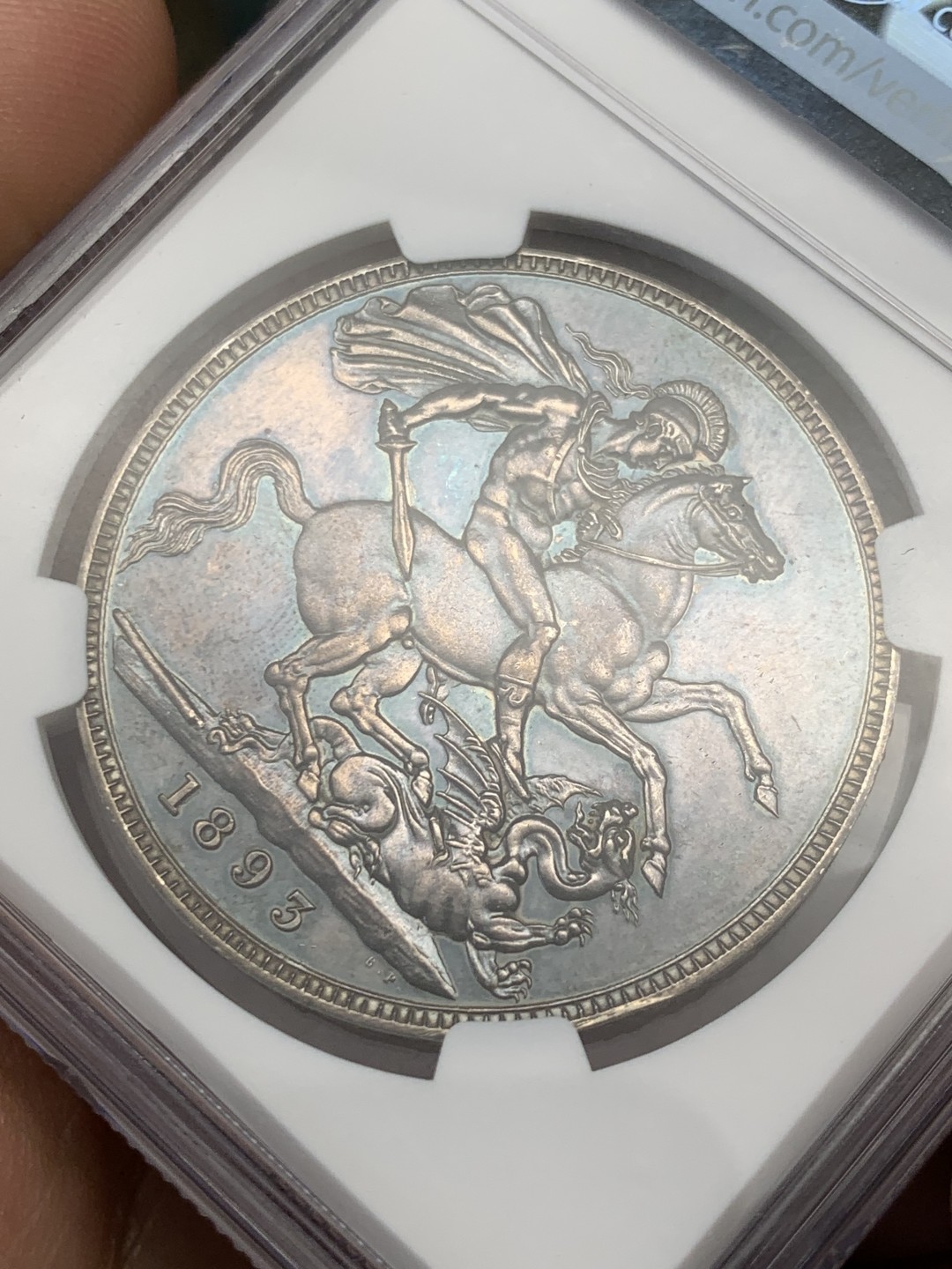 欢迎参加《竞宝斋》五一特拍-第161场-周日，周一 2场 NGC PF63 英国 1893年 精制披纱克朗 女王面冷峻哥特风灰彩 整体很搭阿尔伯特亲王去世后 女王披纱悼念的场景 马剑面深蓝满彩 真正的BULE BLOOD 收藏级精制马剑