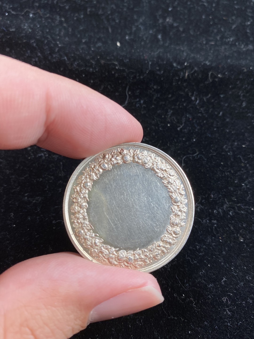 万国钱币拍卖第007期（慕尼黑第二夜） 1900年左右爱情与婚姻银章 节选圣马太福音第二章对穿着古董衣服的夫妇跪在祭坛前，右手举着十字架。在左边，丈夫用左手指着一本打开的书宣誓。32MM 15G