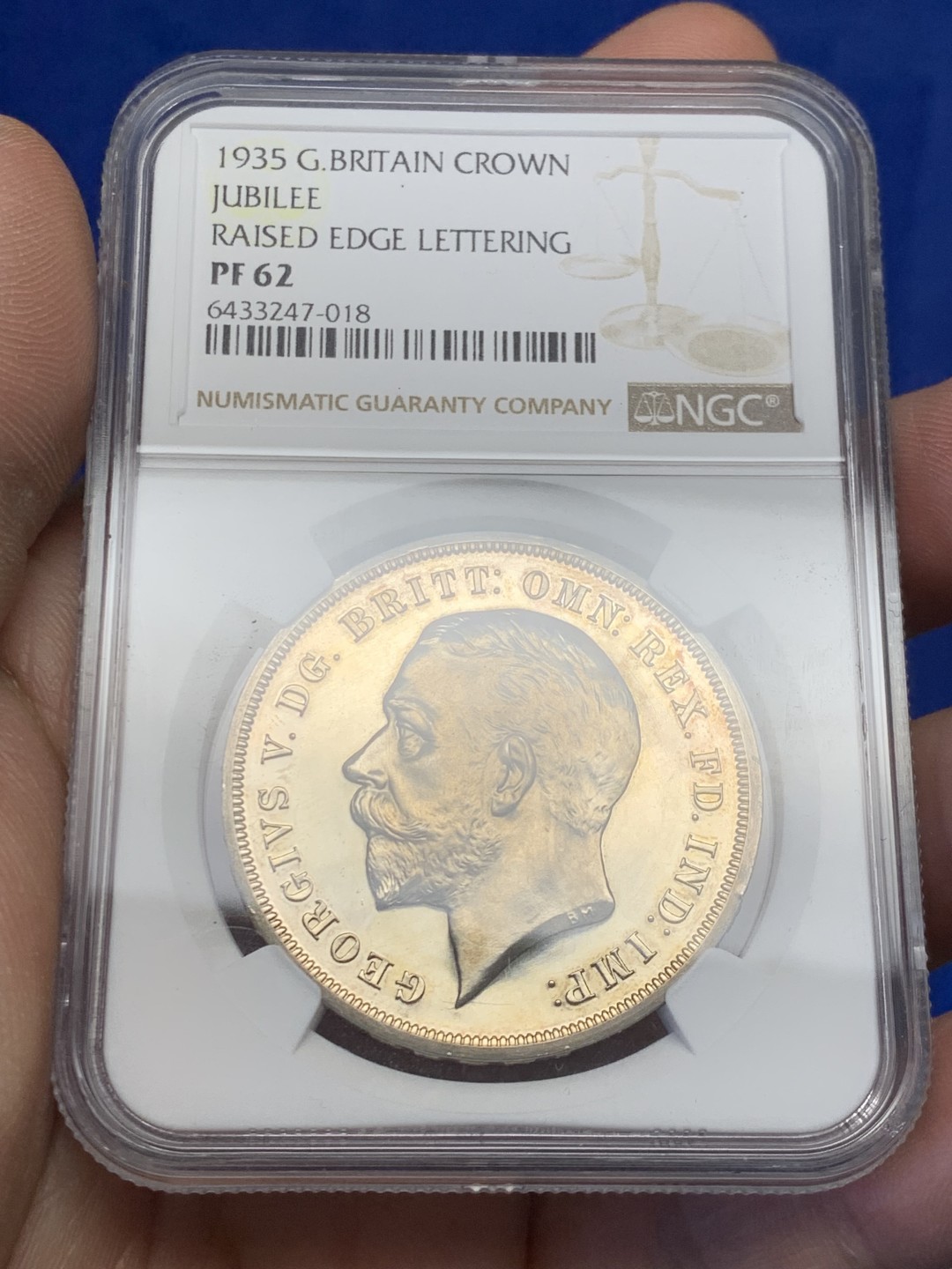 欢迎参加《竞宝斋》五一特拍-第161场-周日，周一 2场 NGC-PF62 英国 1935年 精制乔五凸边克朗 镜面效果一流 2500枚的发行量 925