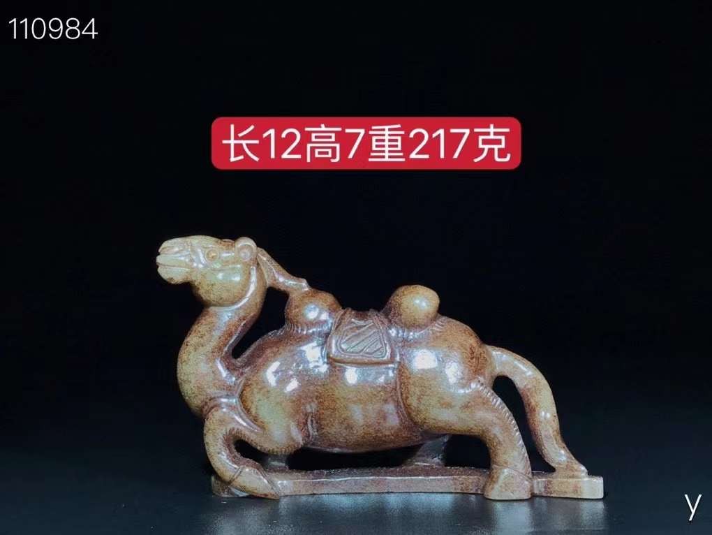 和田玉骆驼摆件，选料上乘，玉质圆润，造型独特，包浆浓厚，品相一流，沁色完美，