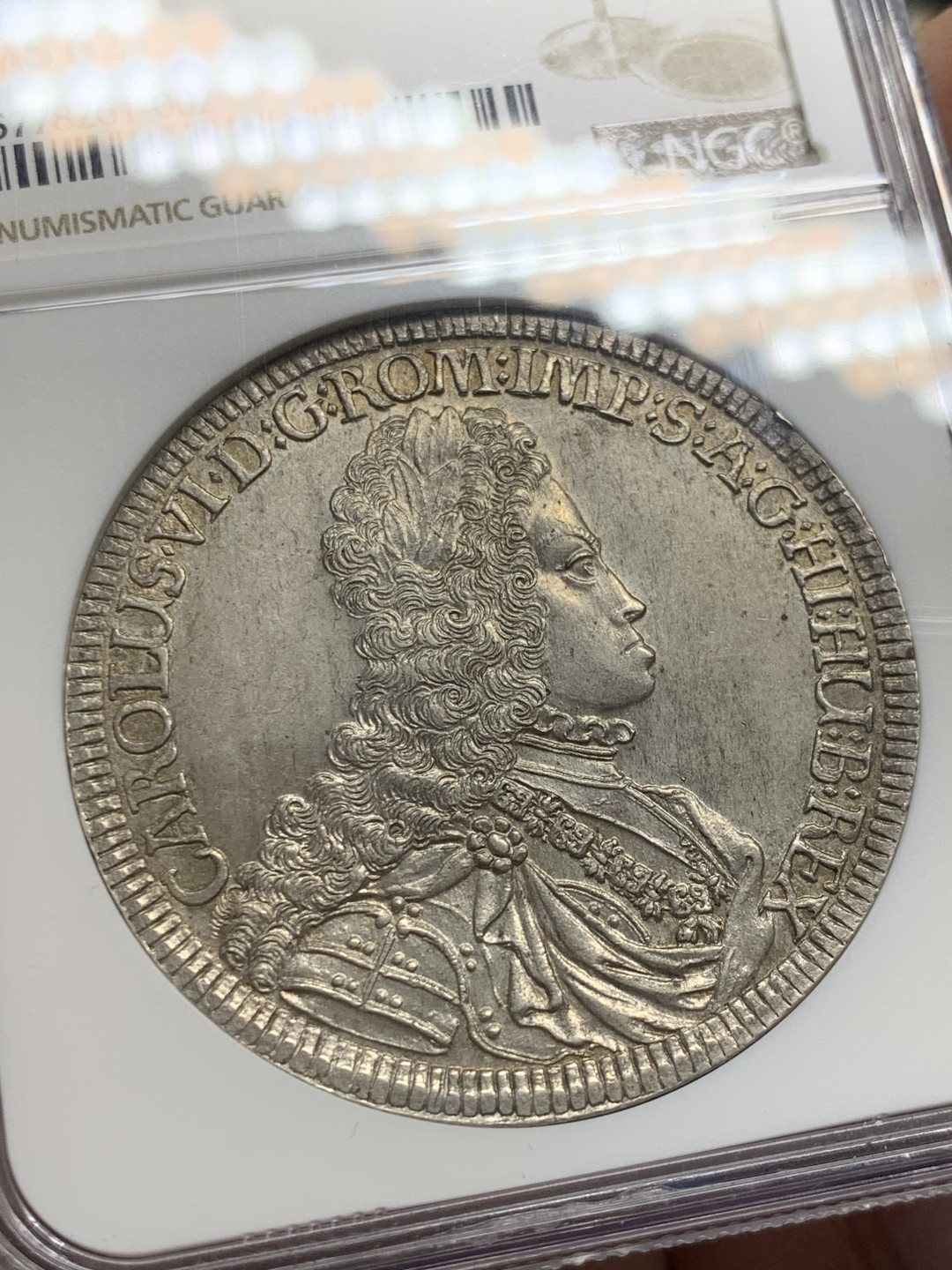 欢迎参加《竞宝斋》五一特拍-第161场-周日，周一 2场 NGC-MS62 神圣罗马帝国 1716年1泰勒银币 卡尔六世少见年轻头像，全币高点和底板没有任何磨损或丝痕，62实属低评