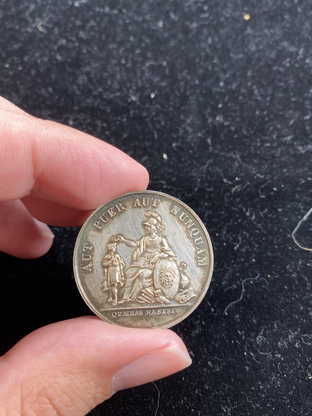 万国钱币拍卖第007期（慕尼黑第二夜） 1831年瑞士日内瓦教育委员会古典学者女神五彩银章  31MM 16G