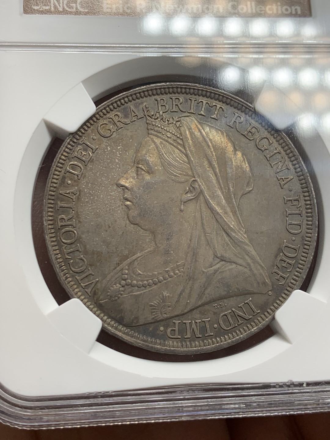 欢迎参加《竞宝斋》五一特拍-第161场-周日，周一 2场 NGC MS62 英国1897年维多利亚披纱马剑1克朗银币，纽曼旧藏重彩包浆