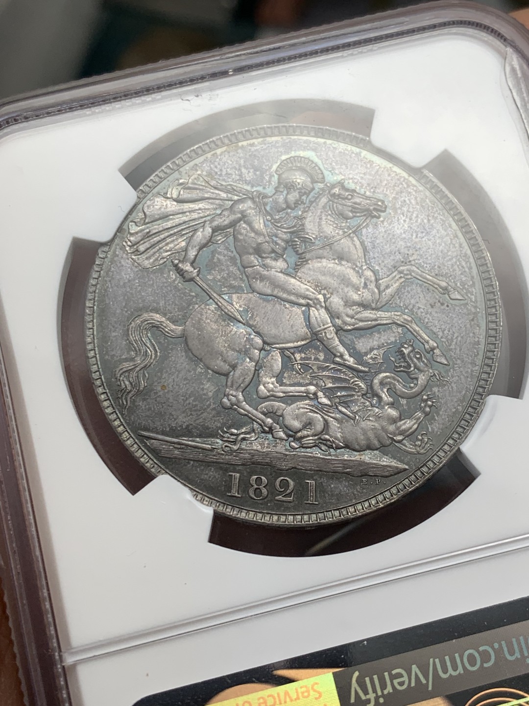 欢迎参加《竞宝斋》五一特拍-第161场-周日，周一 2场 NGC MS62 英国 1821年 乔治四世马剑克朗 好彩低评 发丝完美 马剑面无可挑剔 实物孔雀蓝彩