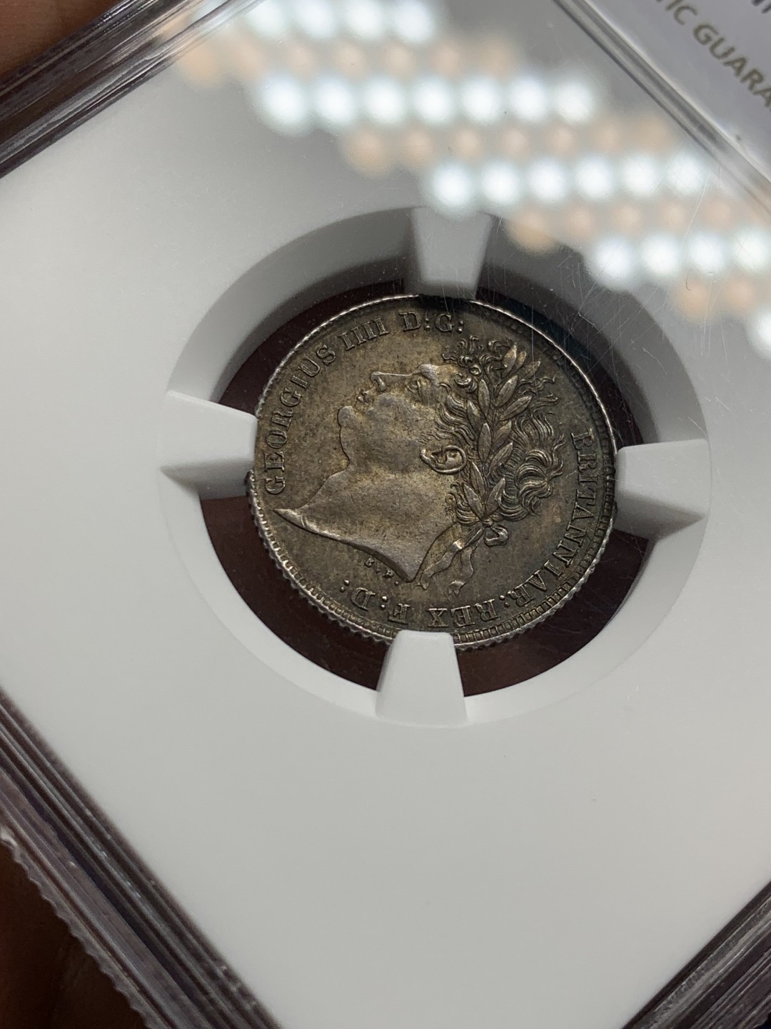 欢迎参加《竞宝斋》五一特拍-第161场-周日，周一 2场 NGC MS63 英国 1825年 乔四 6便士 银币 高品细节 深厚包浆 状态非常好